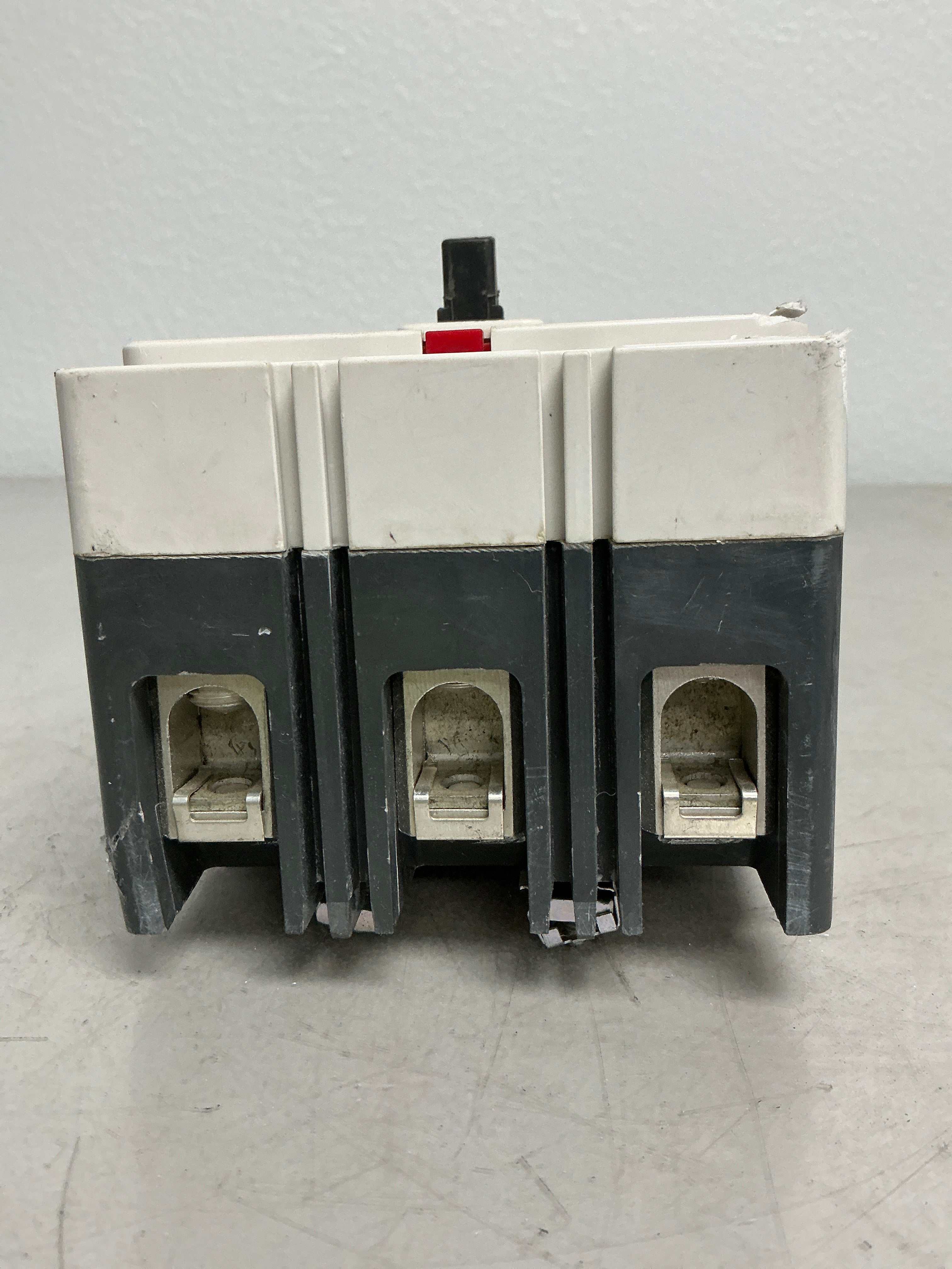*CHIPPED* New ED3225BP10 3 Pole, 225 Amps, 240 Volts