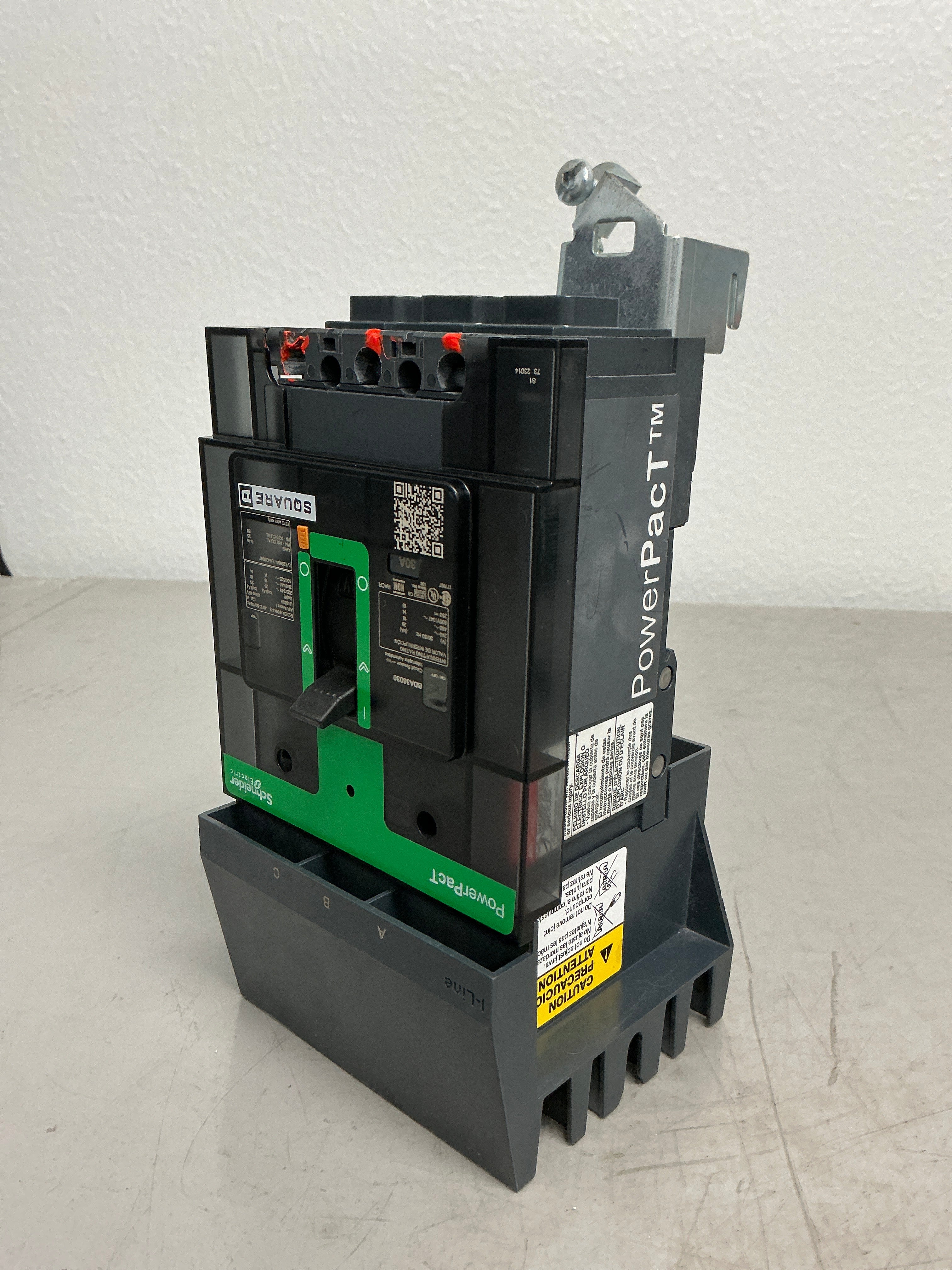 *CHIPPED* see picture Used BDA36030 3 Pole, 30 Amps Circuit Breaker