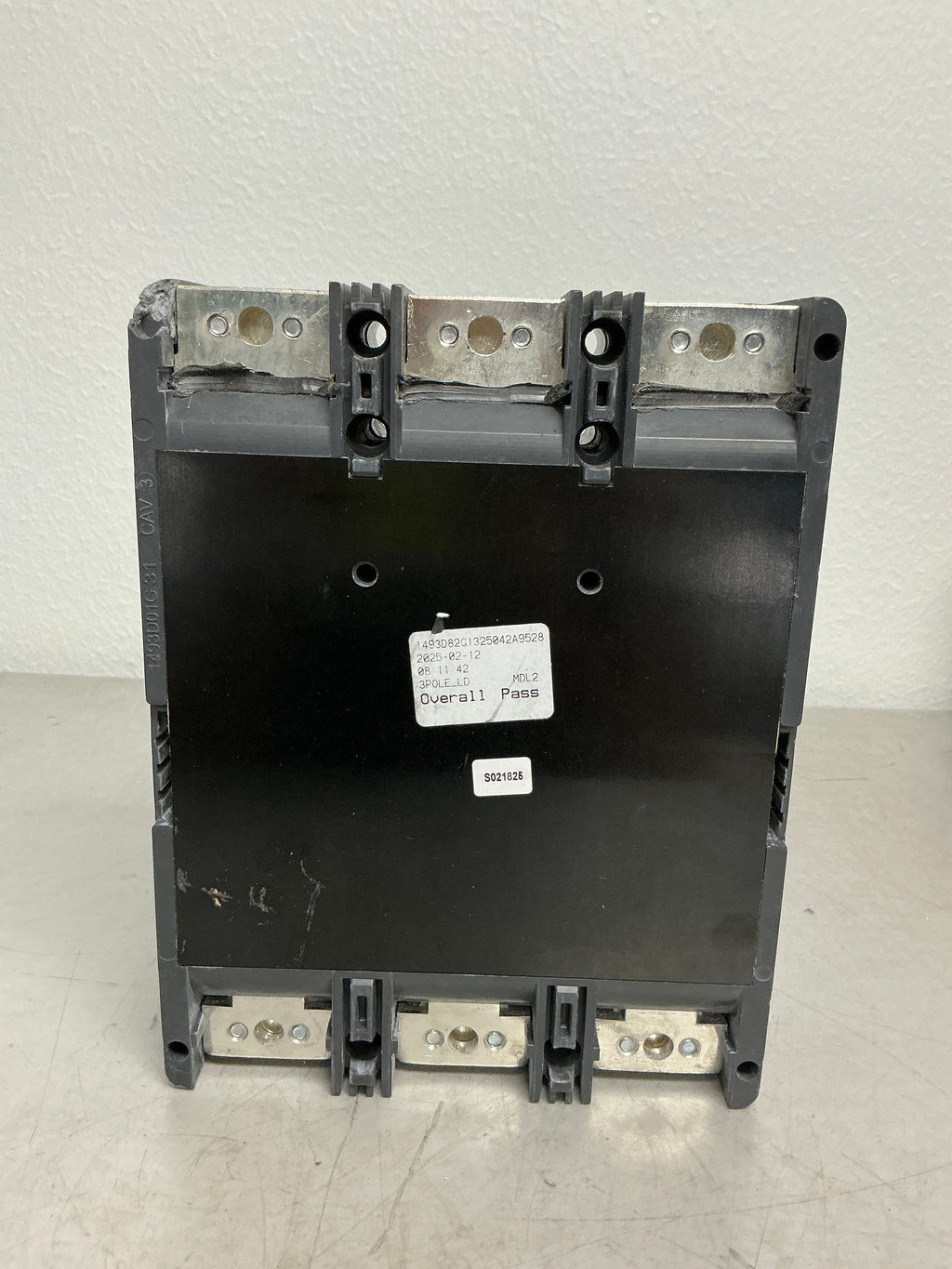 *CHIPPED* New Eaton HMCP600L6W 3 Pole, 600 Amps, 600 Volts Circuit Breaker
