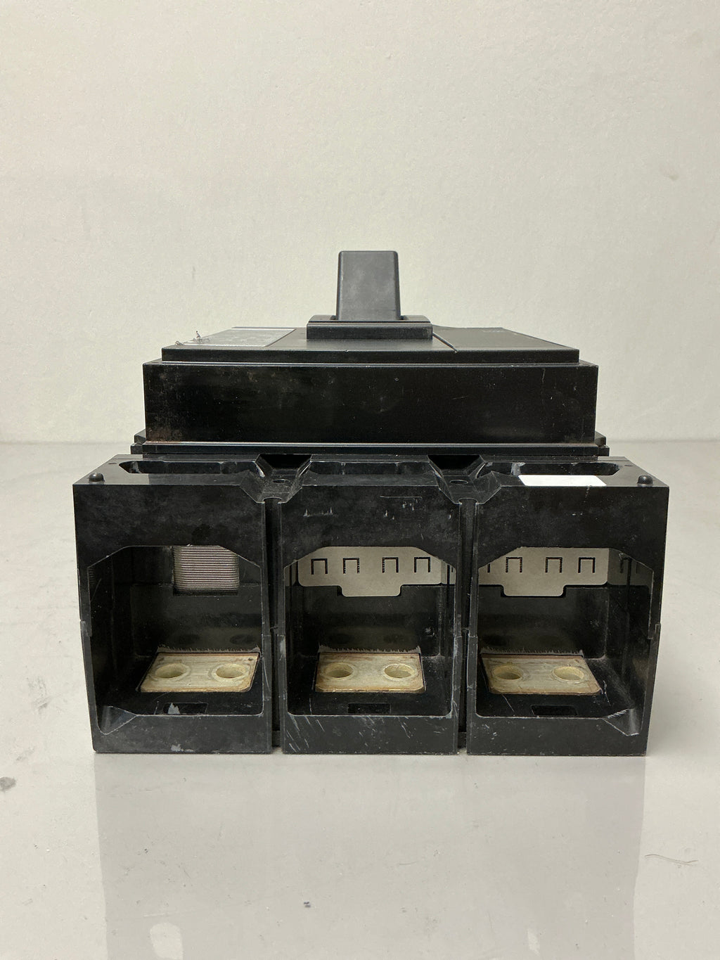 *CHIPPED* Used Square D MJP36400 3 Pole, 400 Amps, 600 Volts Circuit Breaker