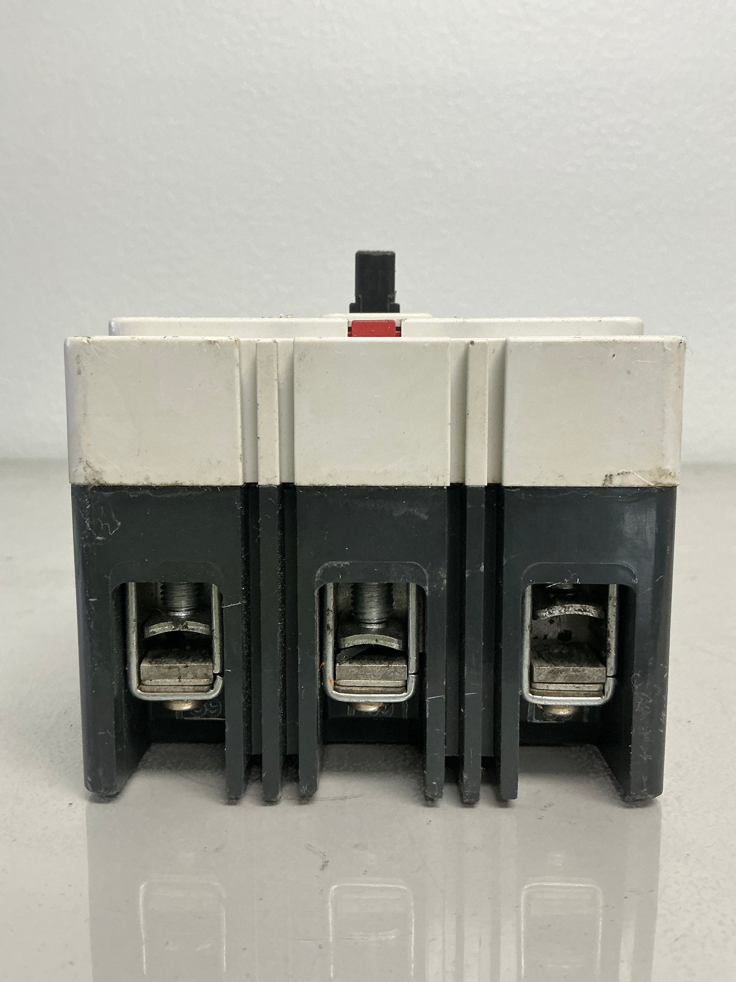 Used FD3100 3 Poles, 100 Amps, 600 Vac, ** CHIPPED**