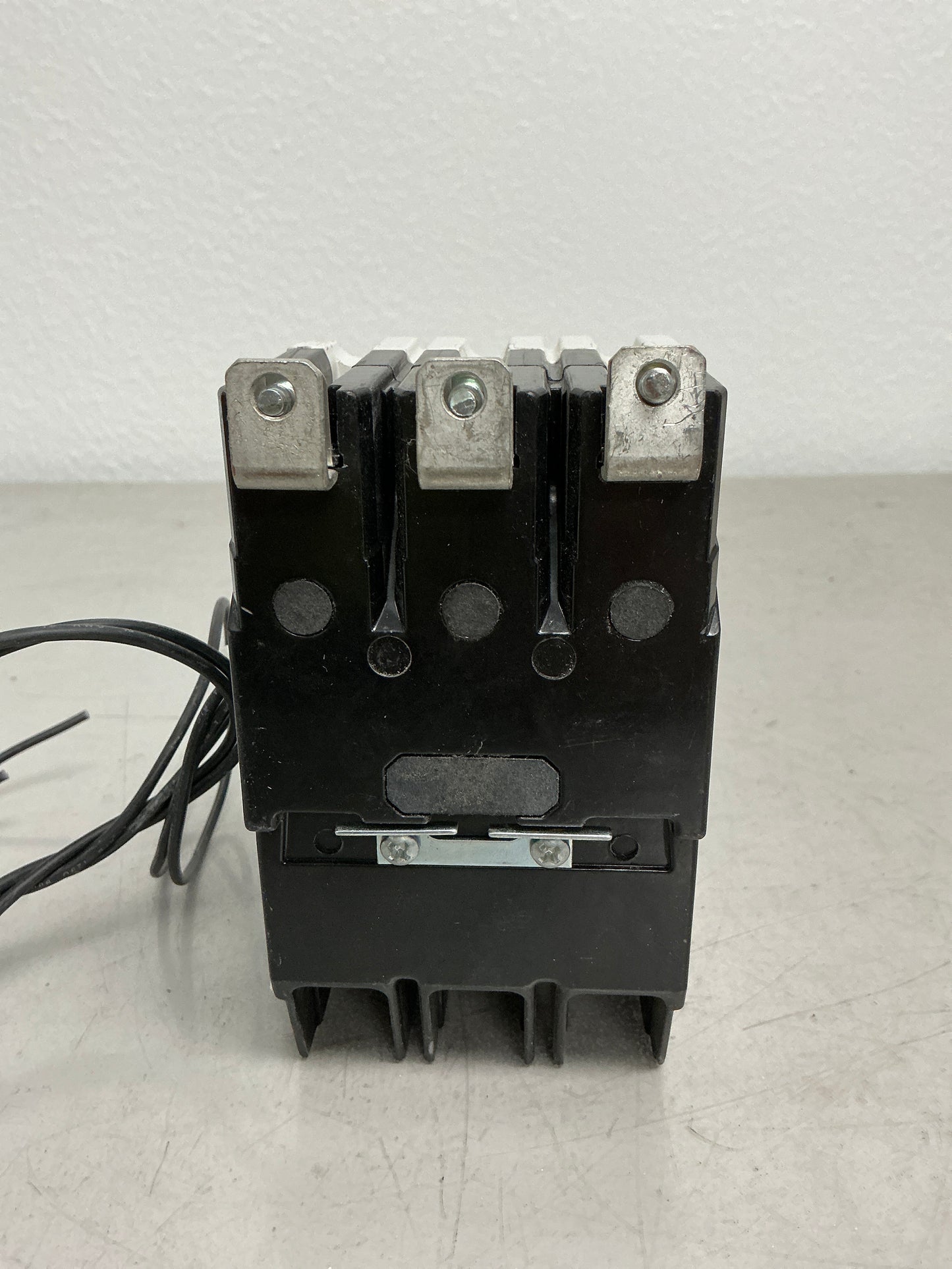 *CHIPPED* Used ABB TEYL3025B 3 Pole, 25 Amps, 480 Volts, Shunt trip
