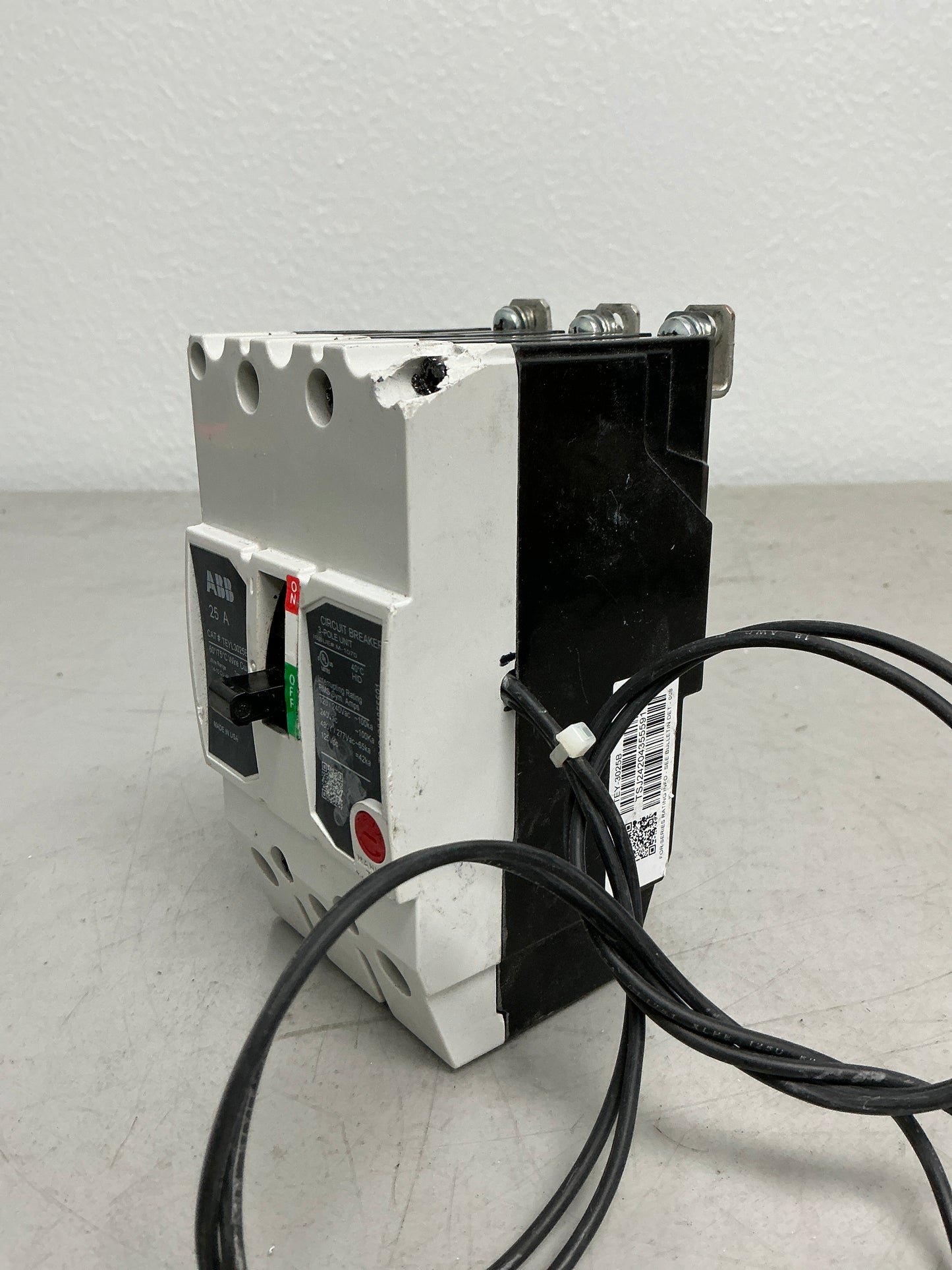 *CHIPPED* Used ABB TEYL3025B 3 Pole, 25 Amps, 480 Volts, Shunt trip