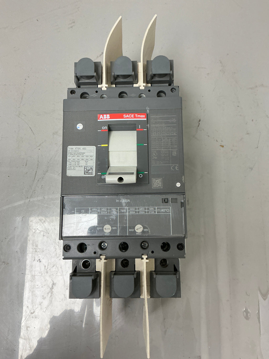 New ABB XT5NU330ABFF000XXX 3 Pole, 300 Amps, 600 Volts Circuit Breaker