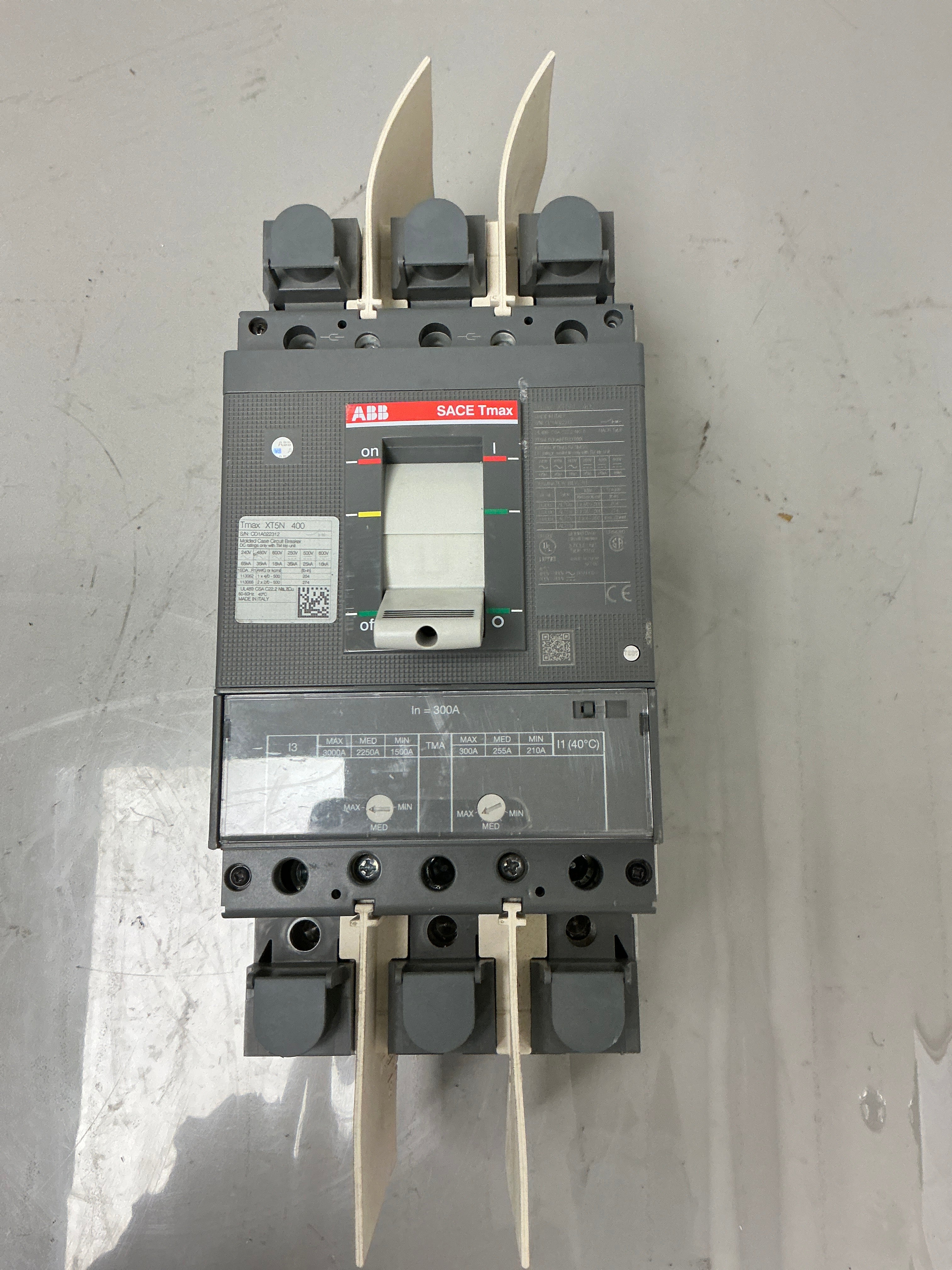 New ABB XT5NU330ABFF000XXX 3 Pole, 300 Amps, 600 Volts Circuit Breaker