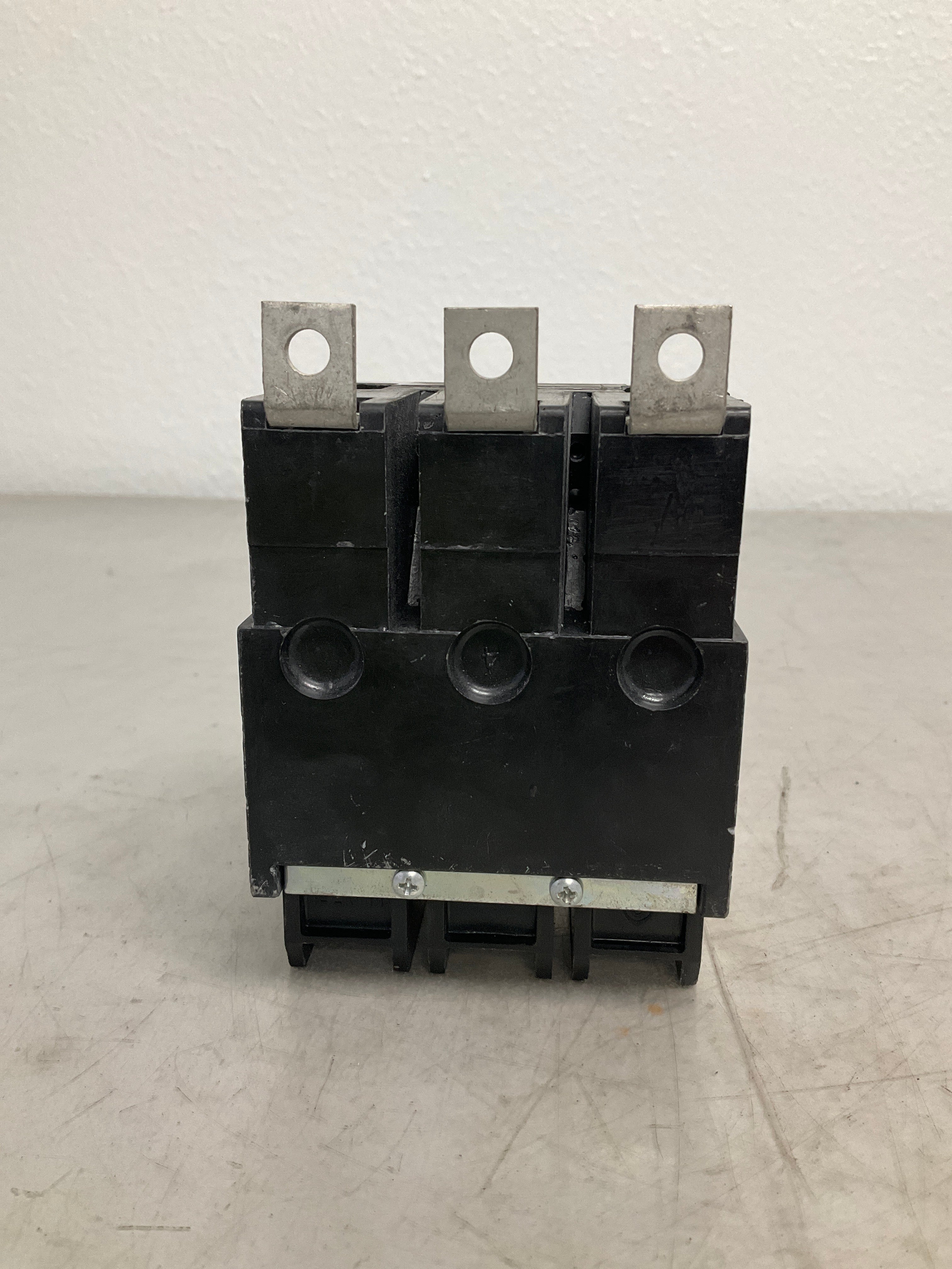 *CHIPPED*Used GHB3030 3 Pole, 30 Amps, 480 Volts