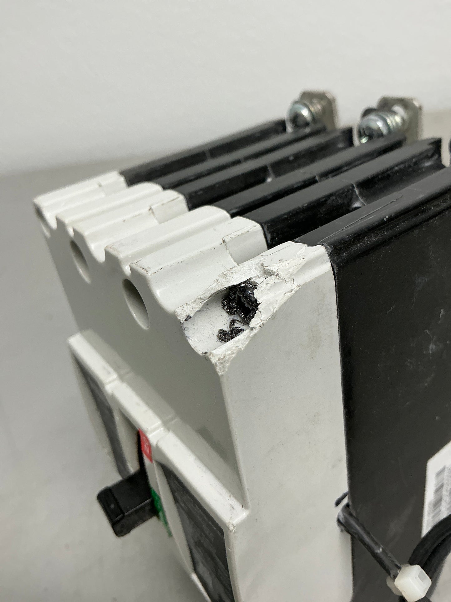 *CHIPPED* Used ABB TEYL3025B 3 Pole, 25 Amps, 480 Volts, Shunt trip