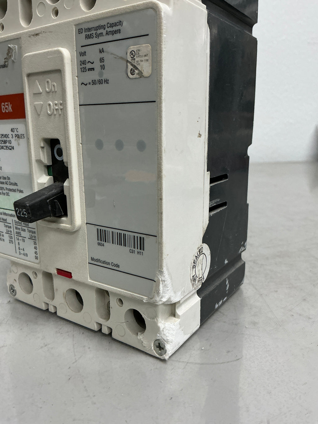 *CHIPPED* New ED3225BP10 3 Pole, 225 Amps, 240 Volts