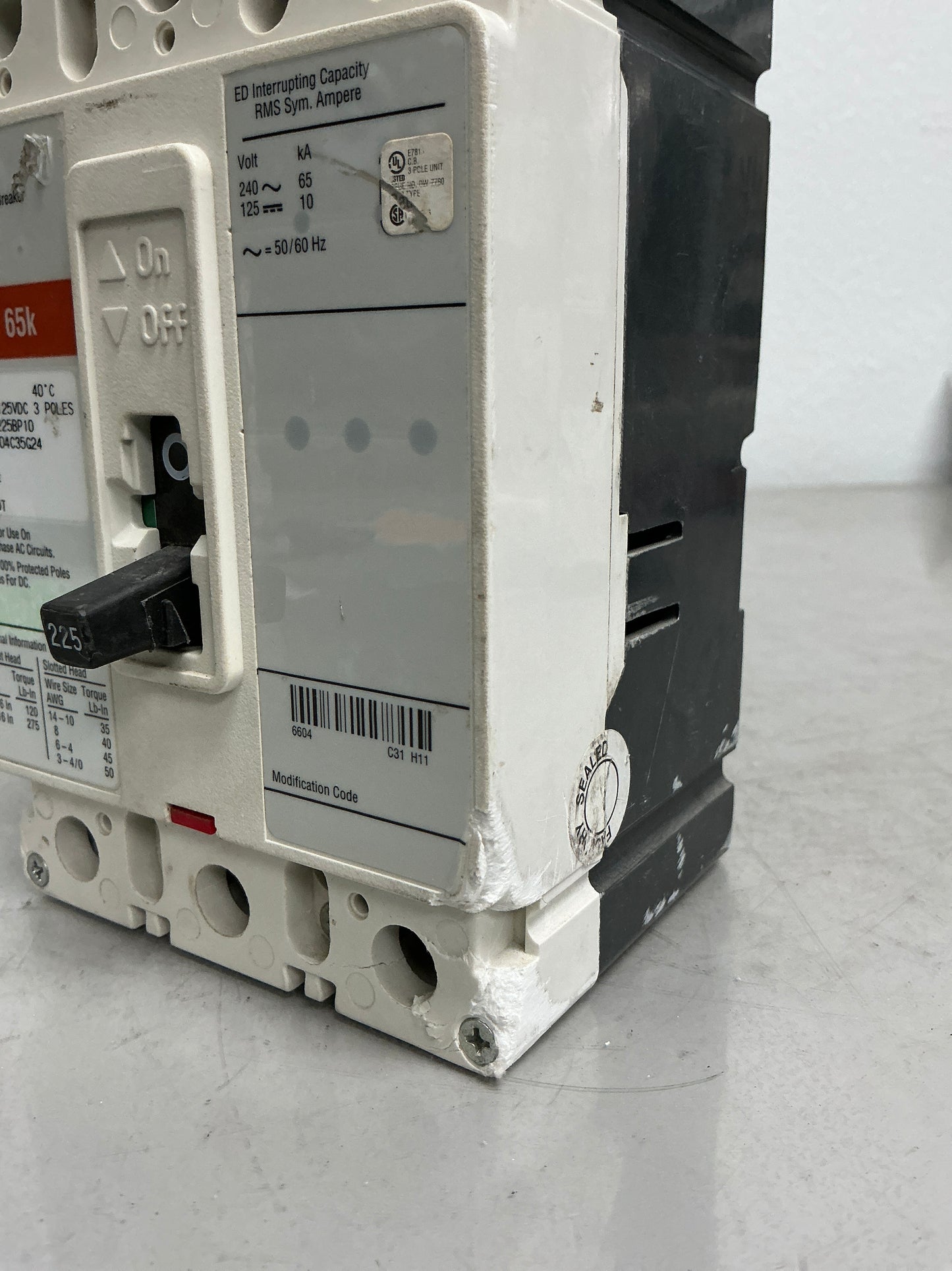 *CHIPPED* New ED3225BP10 3 Pole, 225 Amps, 240 Volts