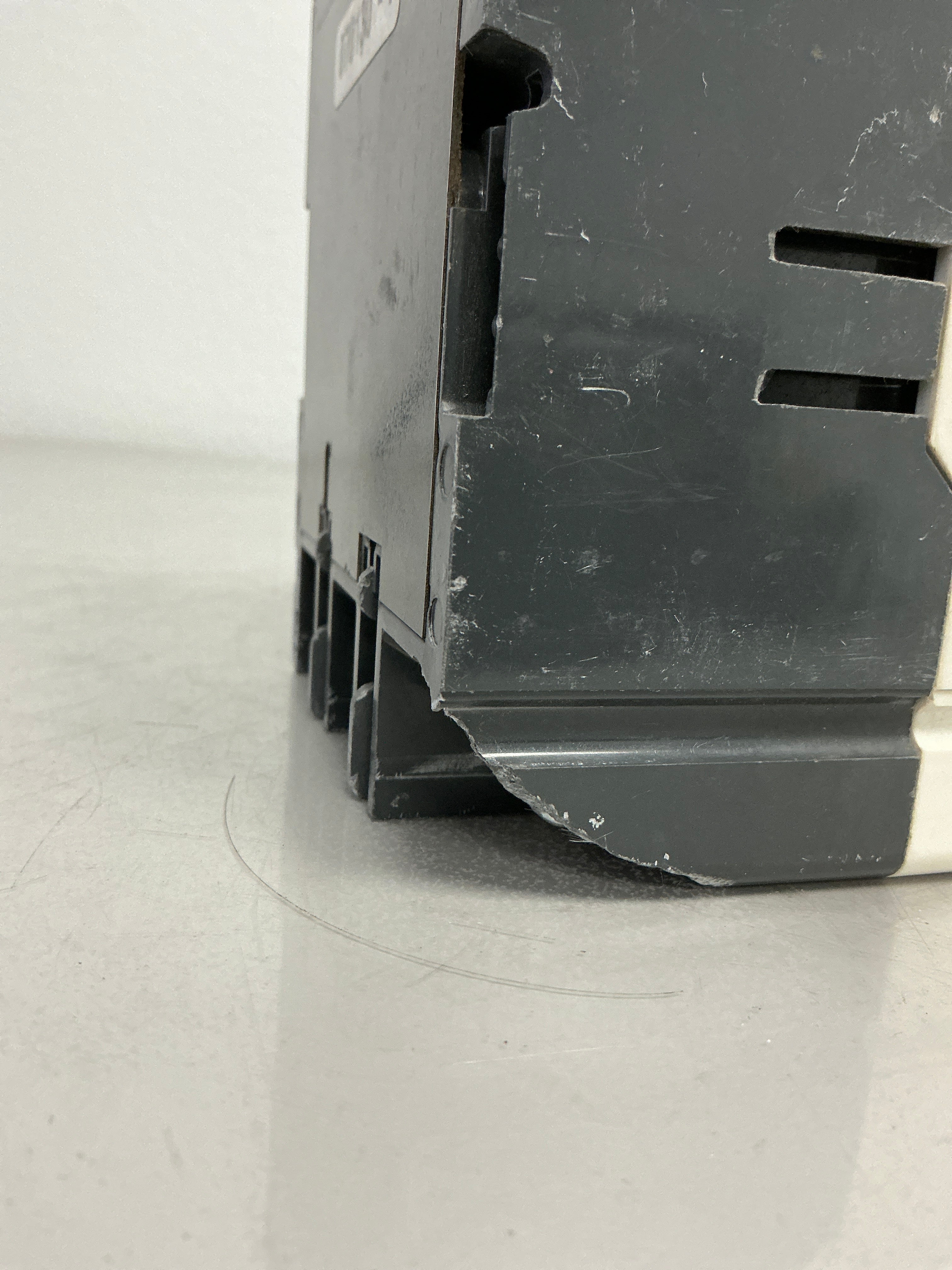 *CHIPPED* New FD3070 3 Poles, 70 Amps, 600 Volts