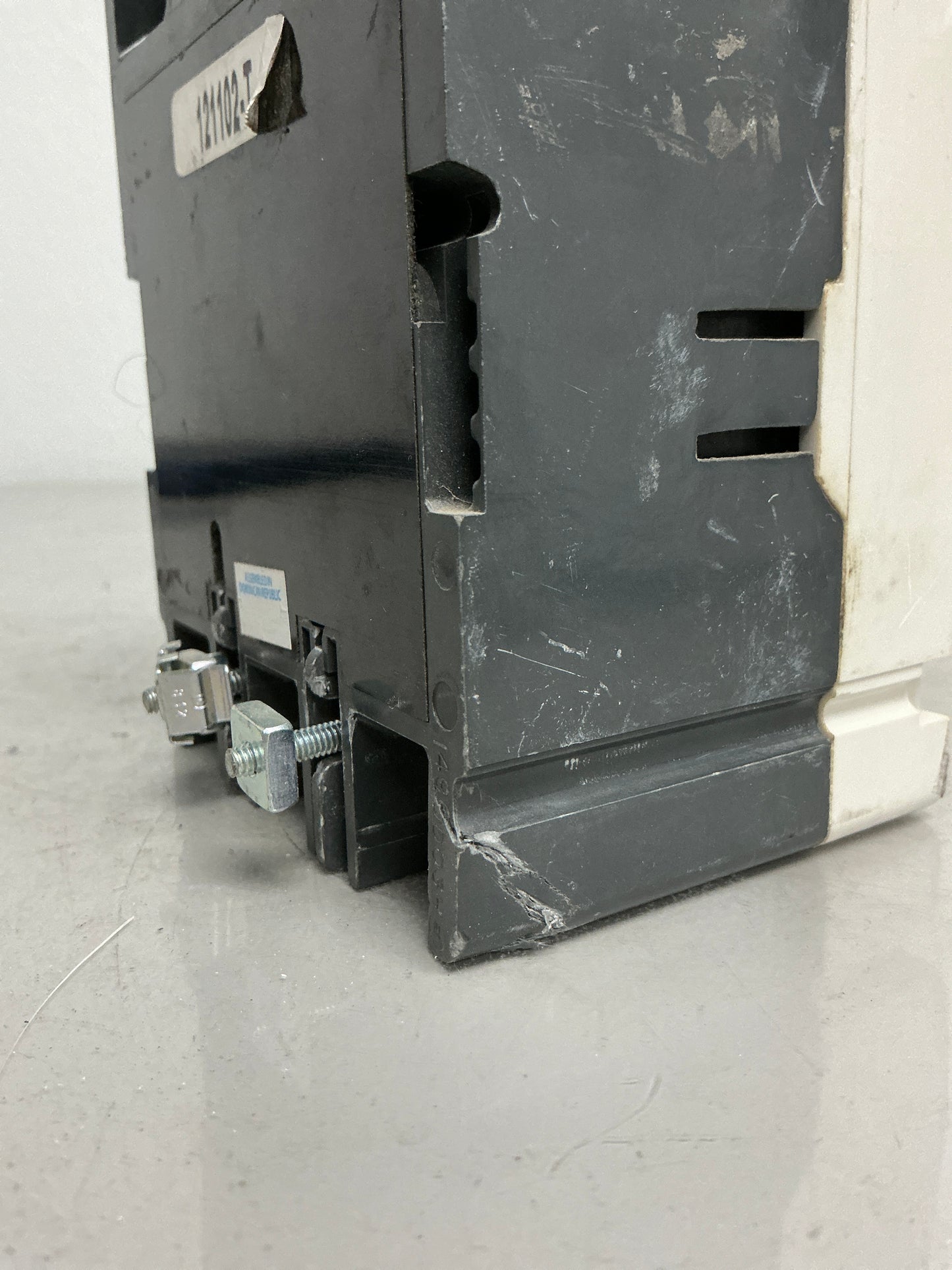 *CHIPPED* New ED3225BP10 3 Pole, 225 Amps, 240 Volts