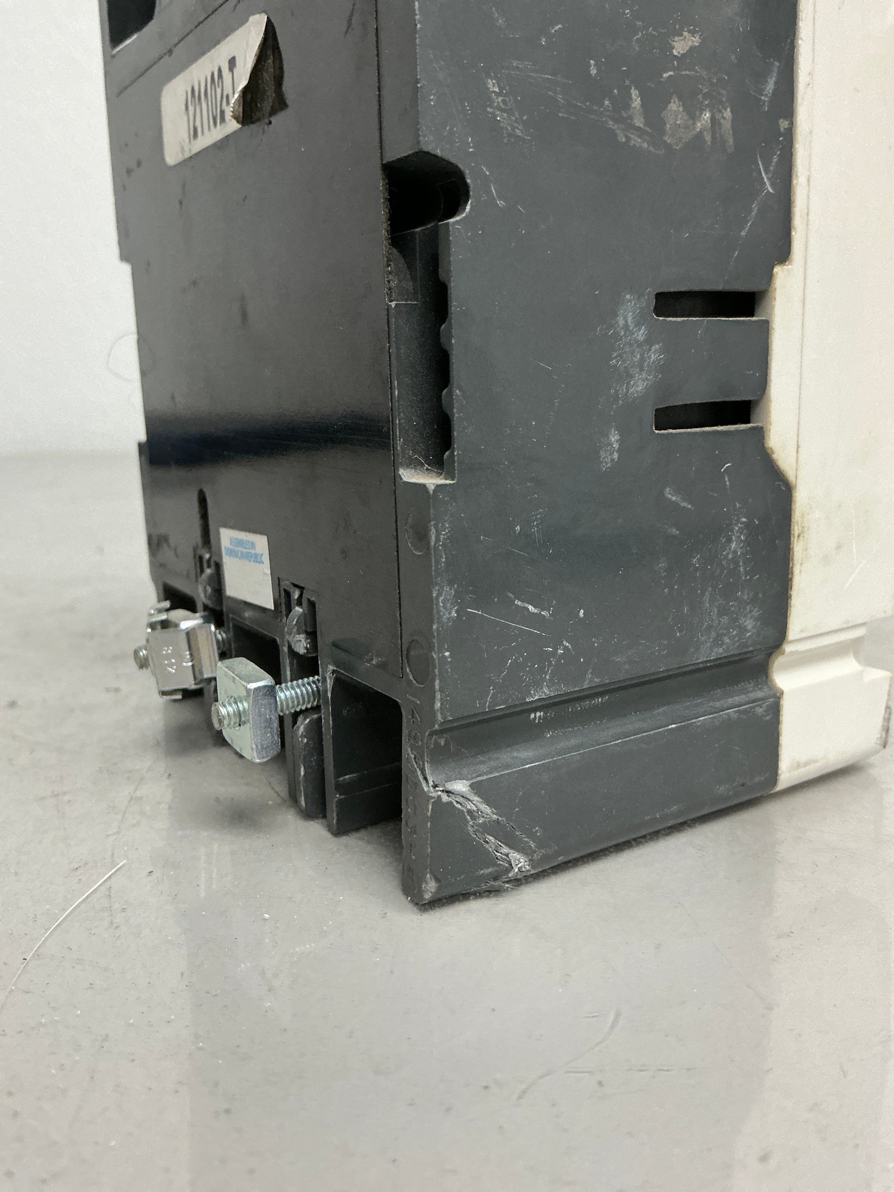 *CHIPPED* New ED3225BP10 3 Pole, 225 Amps, 240 Volts