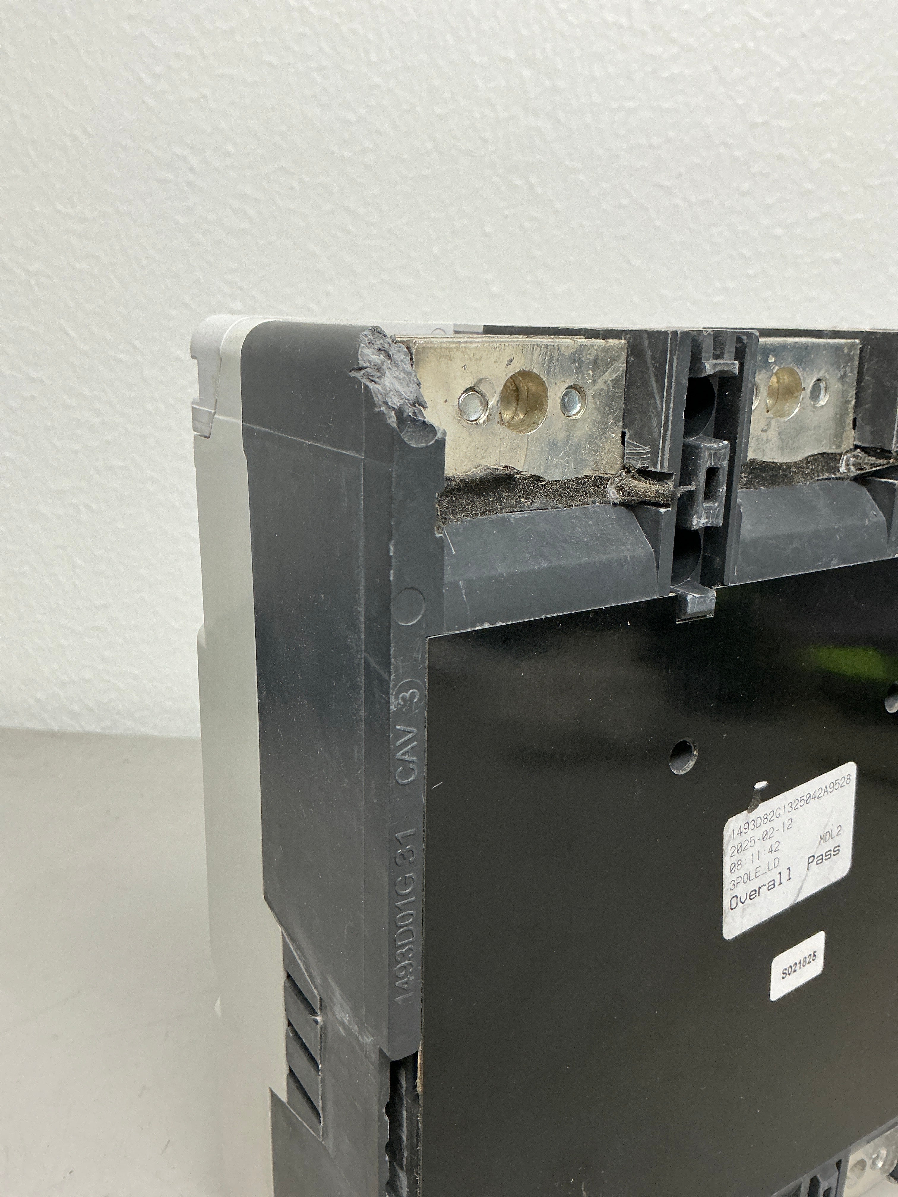 *CHIPPED* New Eaton HMCP600L6W 3 Pole, 600 Amps, 600 Volts Circuit Breaker