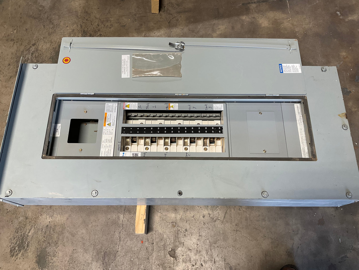 Used Eaton Panelboard 100 Amp Main Lug 480/277 Volt 3 Phase 4 Wire PRL2X 30 Circuit 3R Outdoor (item#p9)