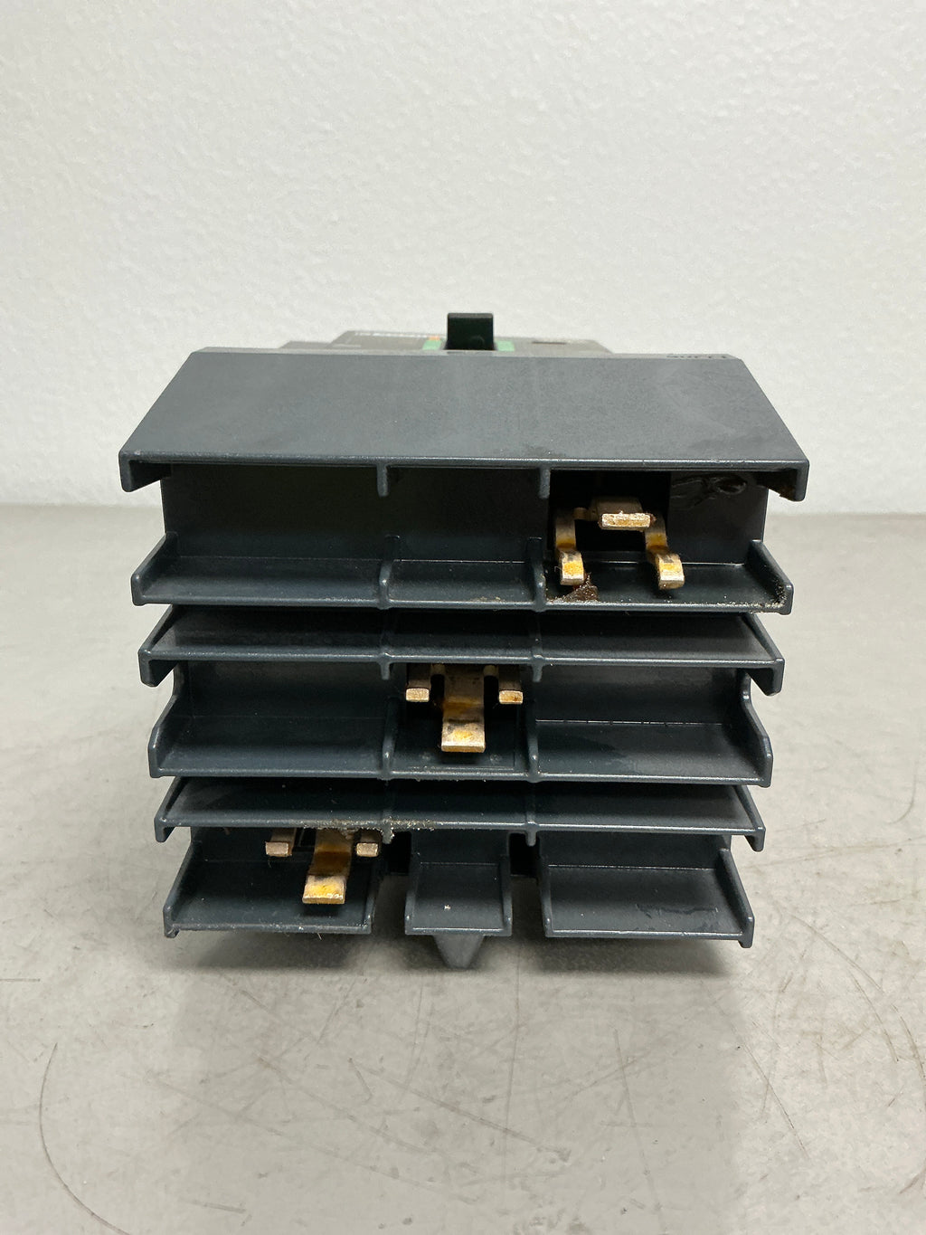 *CHIPPED* see picture Used BDA36030 3 Pole, 30 Amps Circuit Breaker