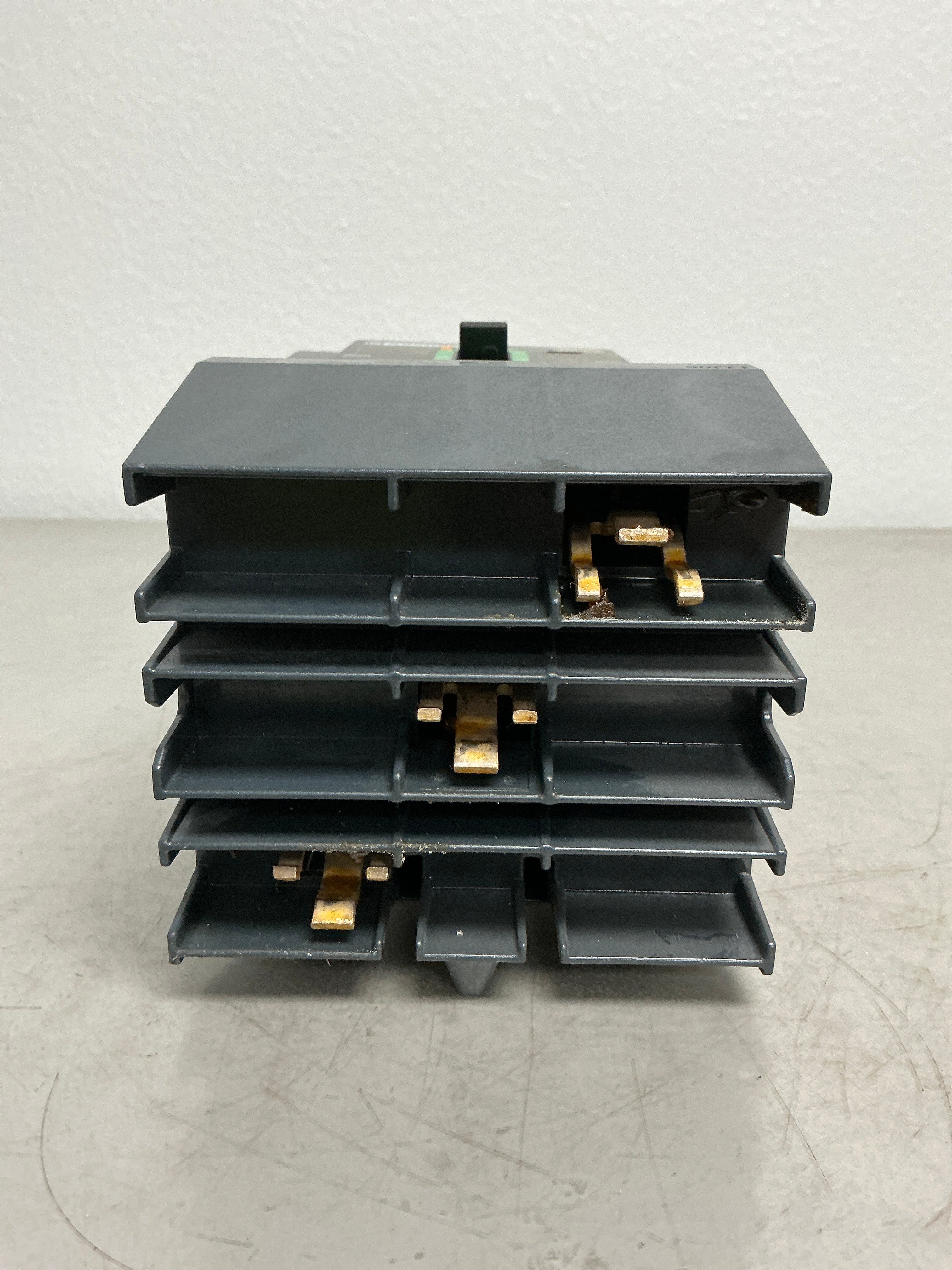 *CHIPPED* see picture Used BDA36030 3 Pole, 30 Amps Circuit Breaker