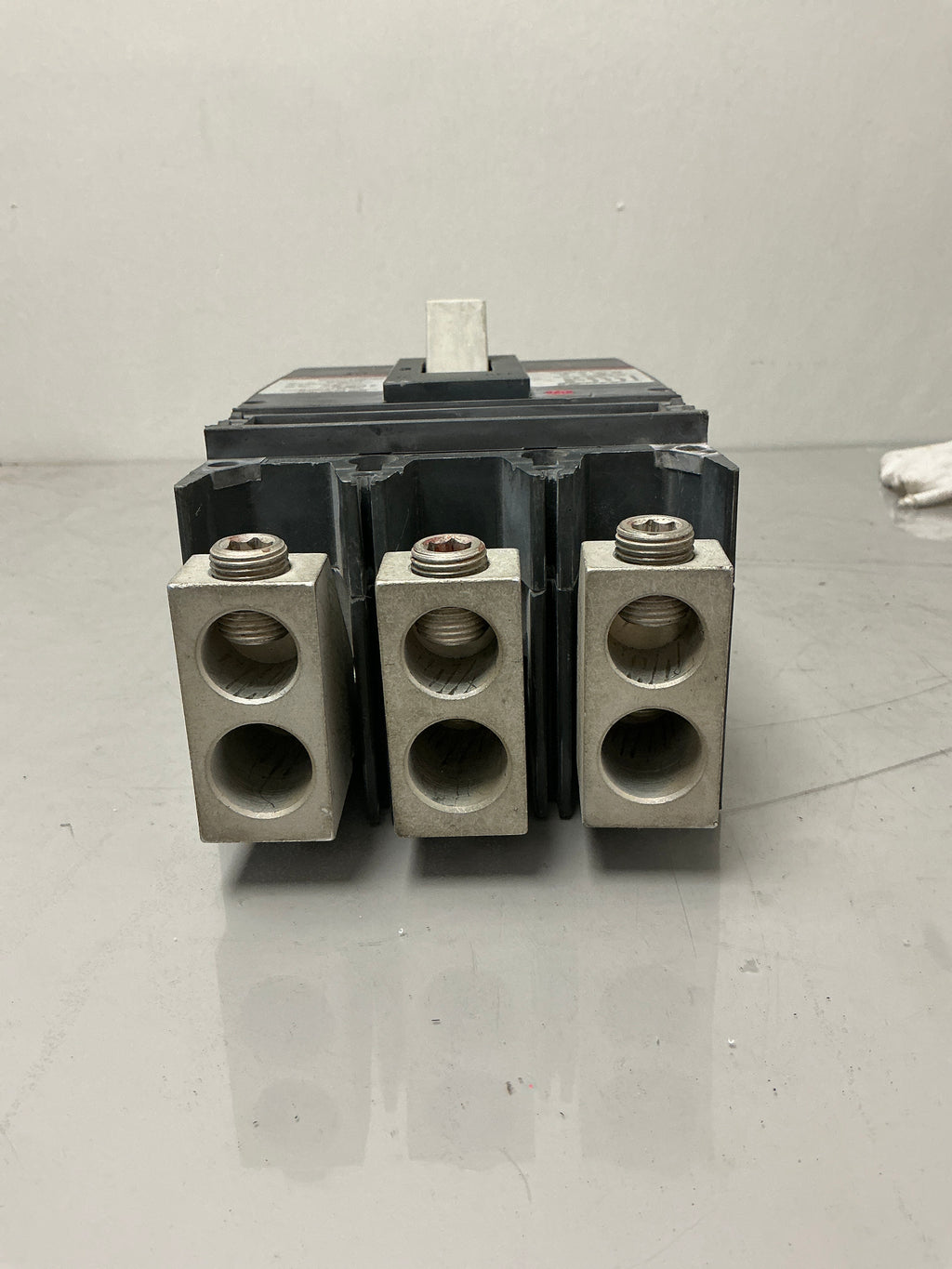 Used GE SGLA36AT0600 3 Pole, 600 Amps, 600 Volts Circuit Breaker