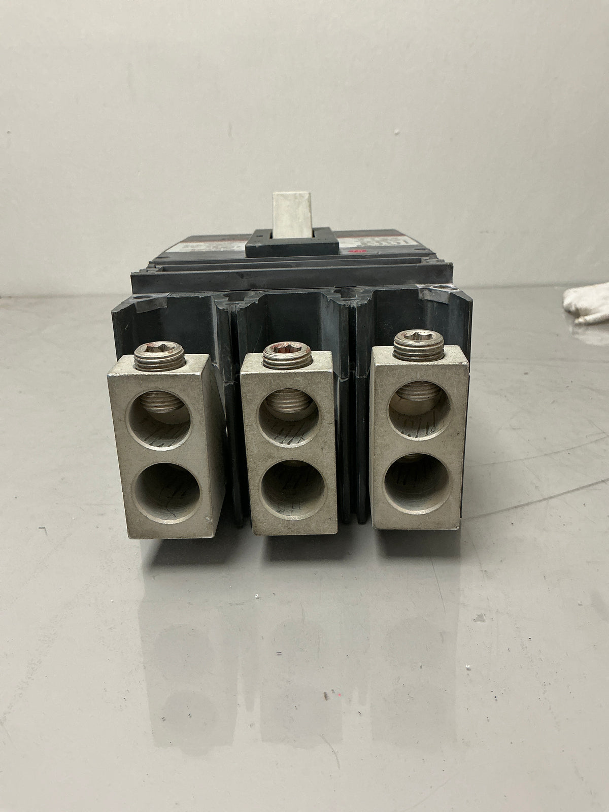 Used GE SGLA36AT0600 3 Pole, 600 Amps, 600 Volts Circuit Breaker
