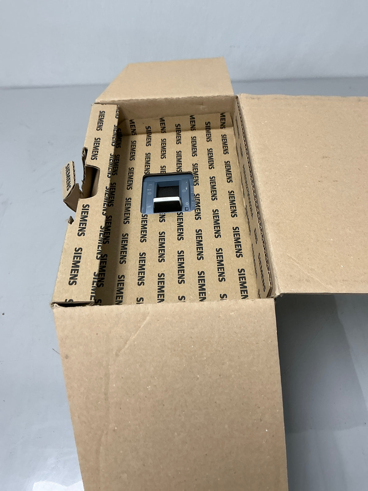 New Siemens 3VA5340-7EF31-2AA0 3 Pole, 400 Amps, 600 Volts Circuit Breaker