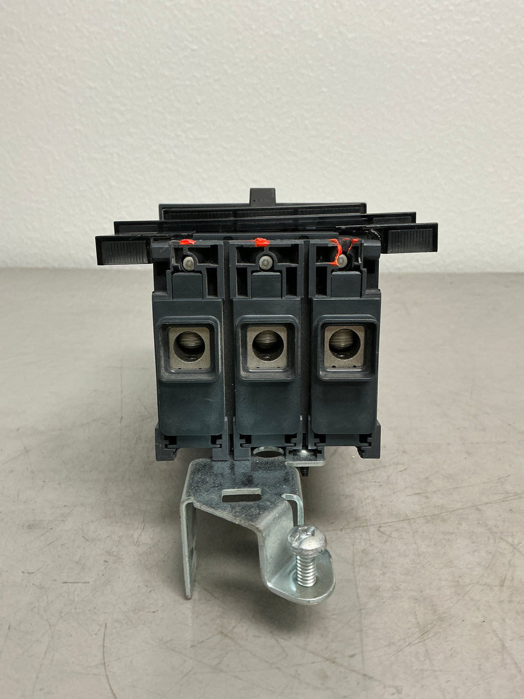*CHIPPED* see picture Used BDA36030 3 Pole, 30 Amps Circuit Breaker