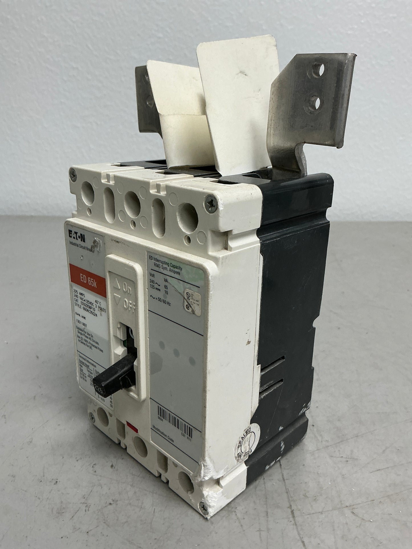 *CHIPPED* New ED3225BP10 3 Pole, 225 Amps, 240 Volts