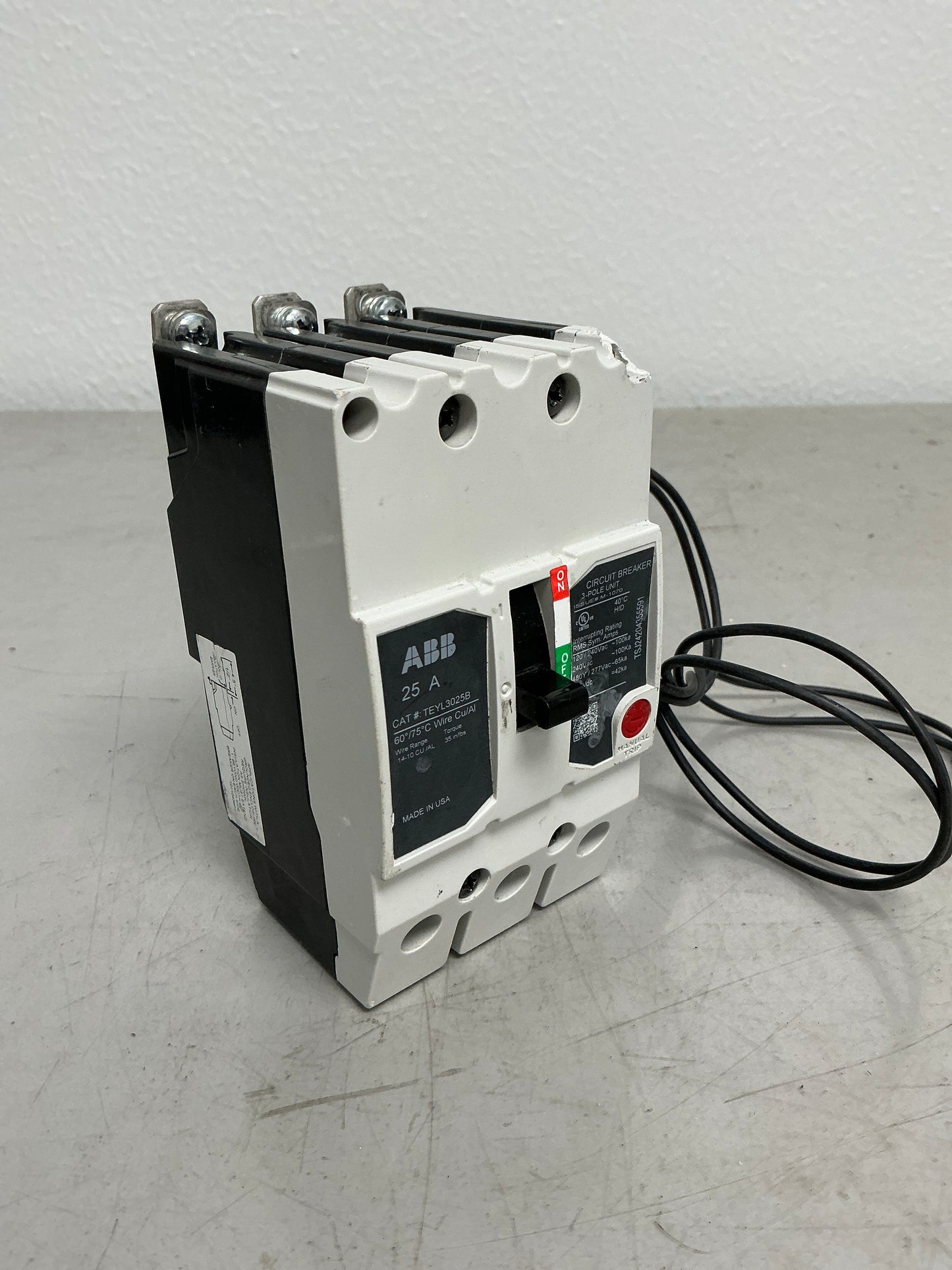 *CHIPPED* Used ABB TEYL3025B 3 Pole, 25 Amps, 480 Volts, Shunt trip