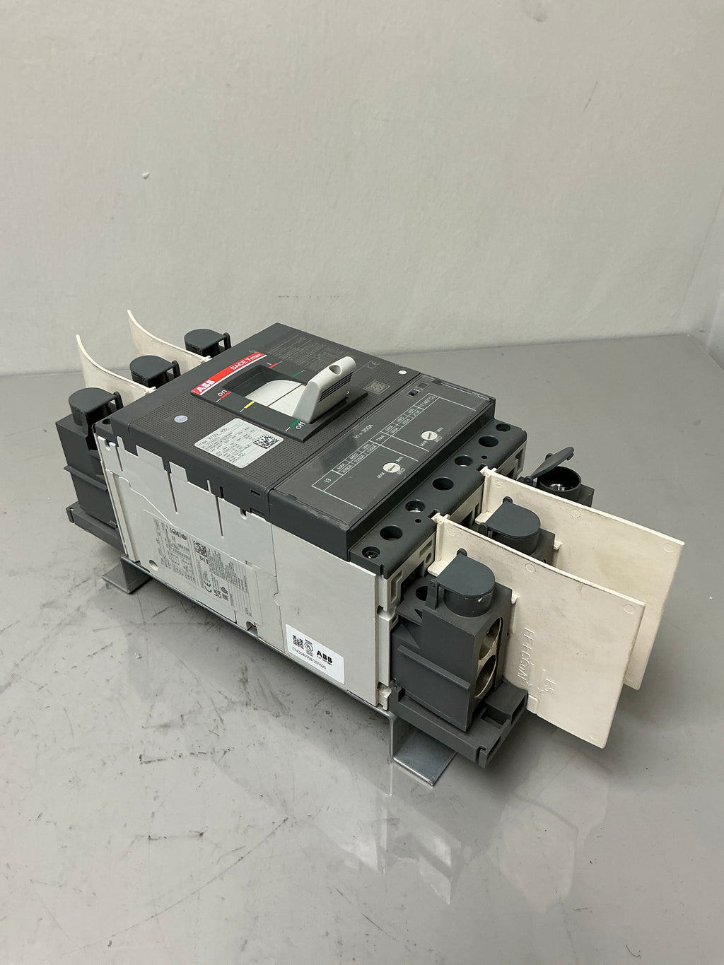 New ABB XT5NU330ABFF000XXX 3 Pole, 300 Amps, 600 Volts Circuit Breaker