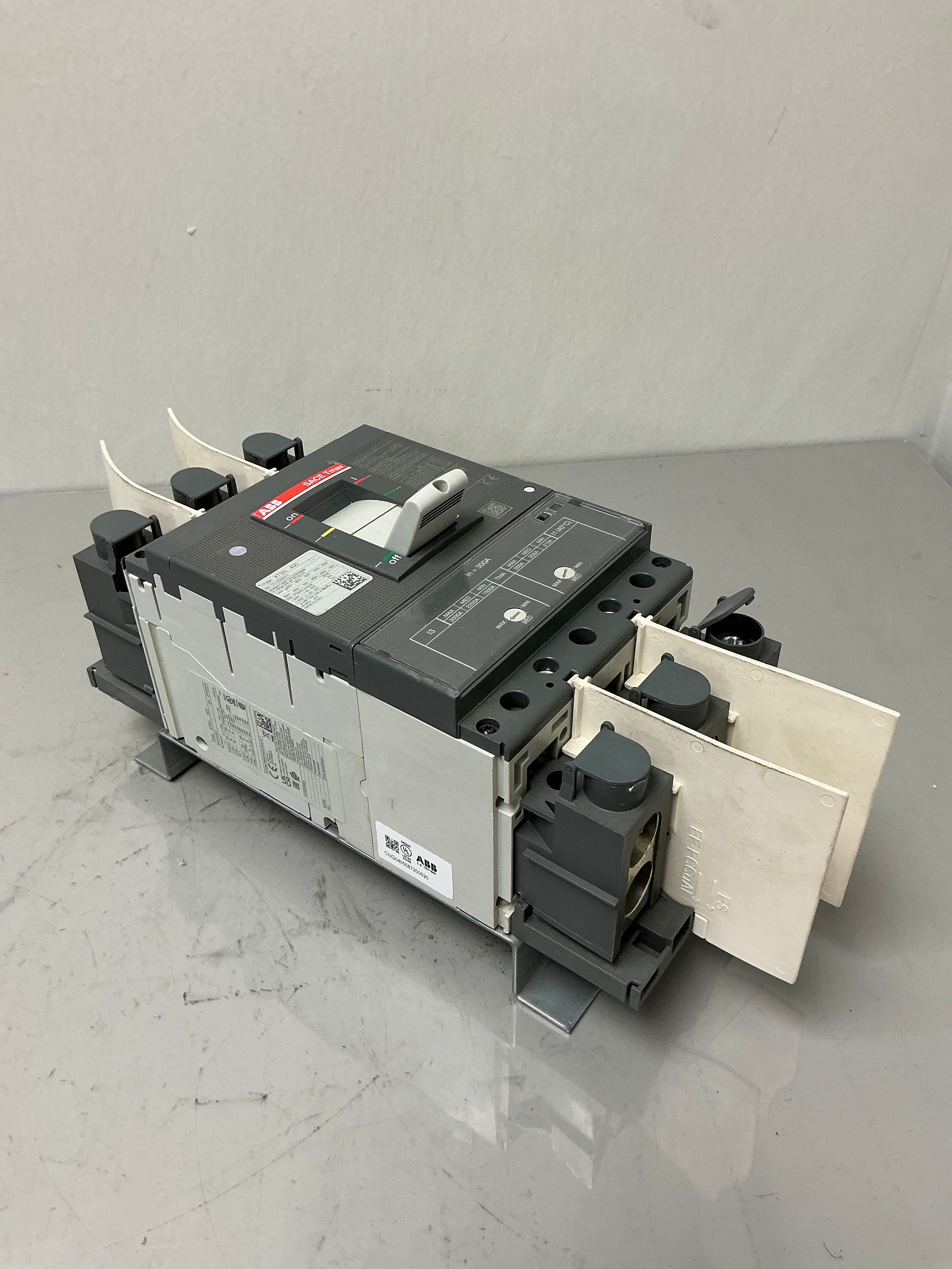 New ABB XT5NU330ABFF000XXX 3 Pole, 300 Amps, 600 Volts Circuit Breaker