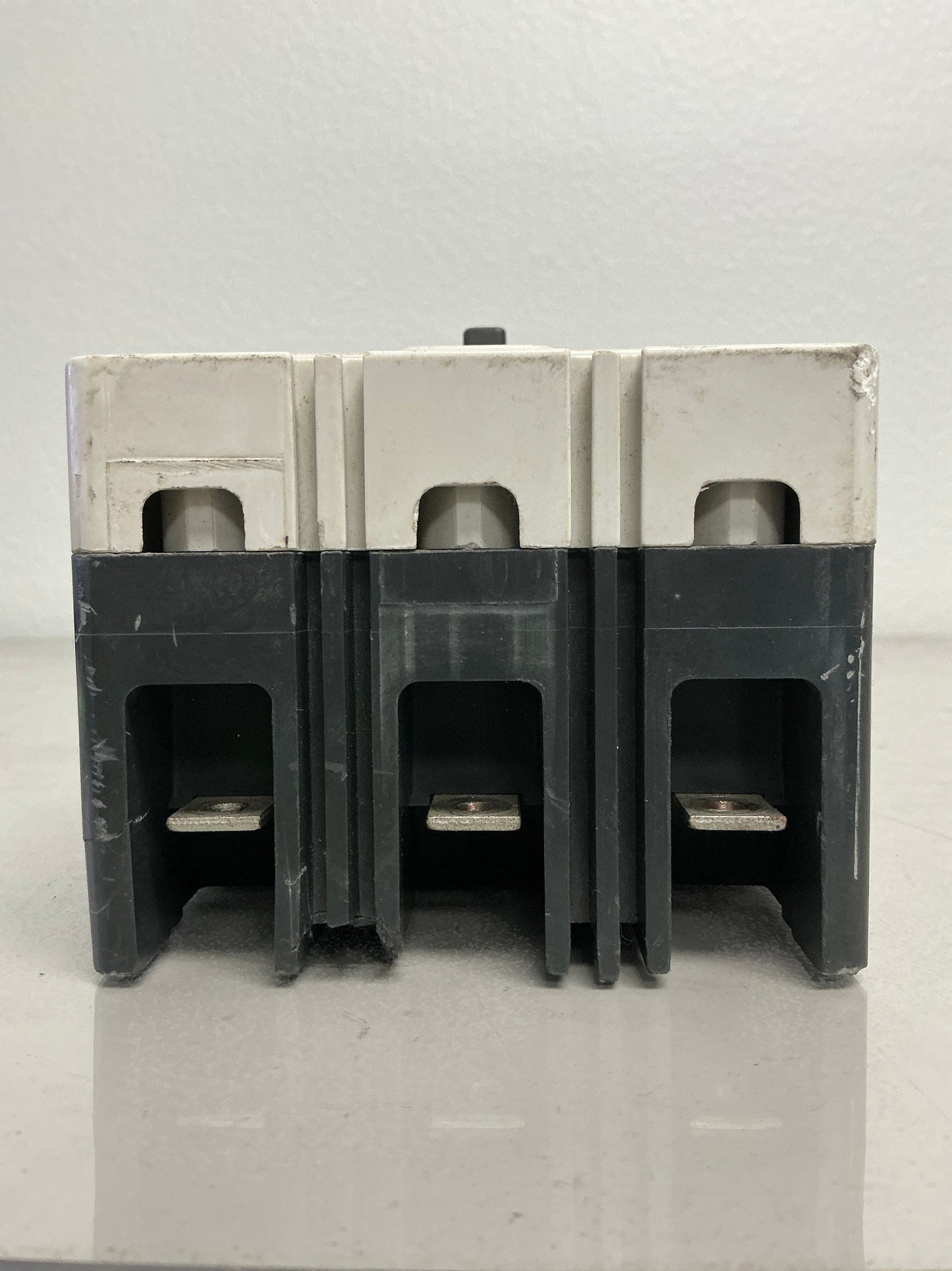 Used FD3100 3 Poles, 100 Amps, 600 Vac, ** CHIPPED**