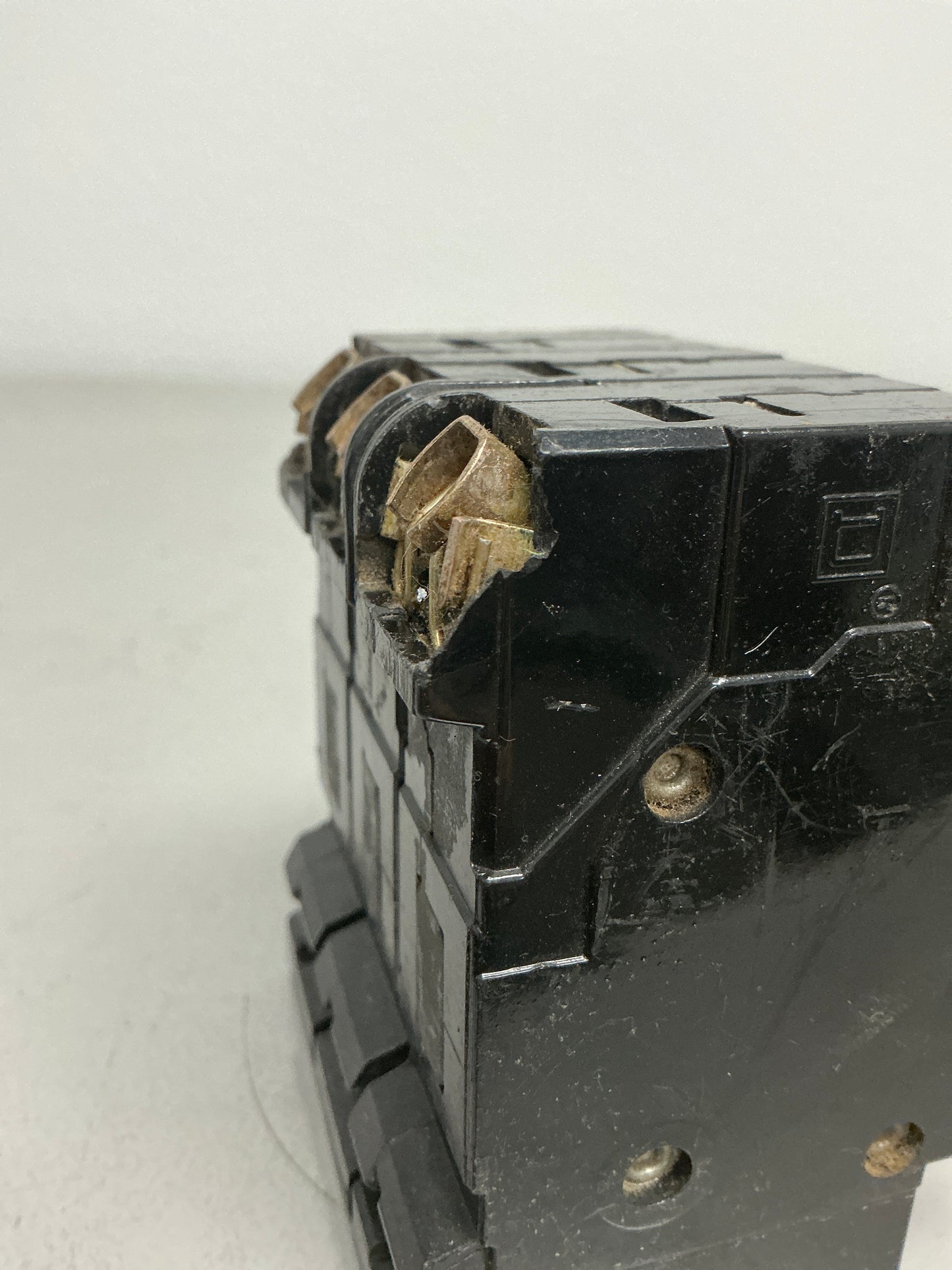 *CHIPPED* Used Square D EH34020 3 Pole, 20 Amps, 480 Volts