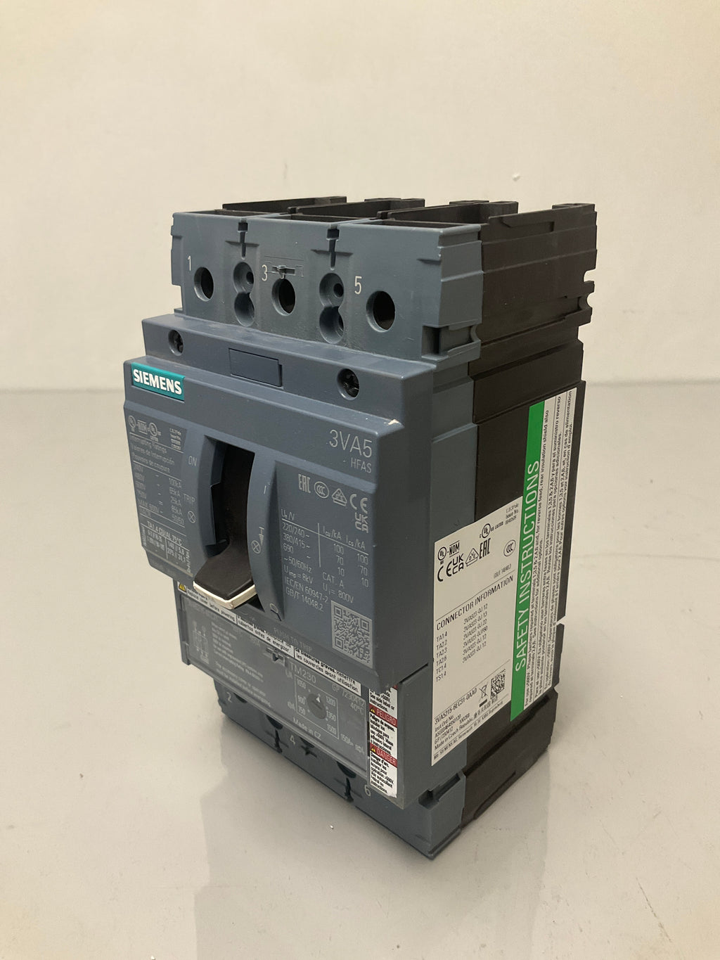 New Siemens 3VA5215-6EC31-0AA0 3 Pole, 150 Amps, 600 Volts Circuit Breaker