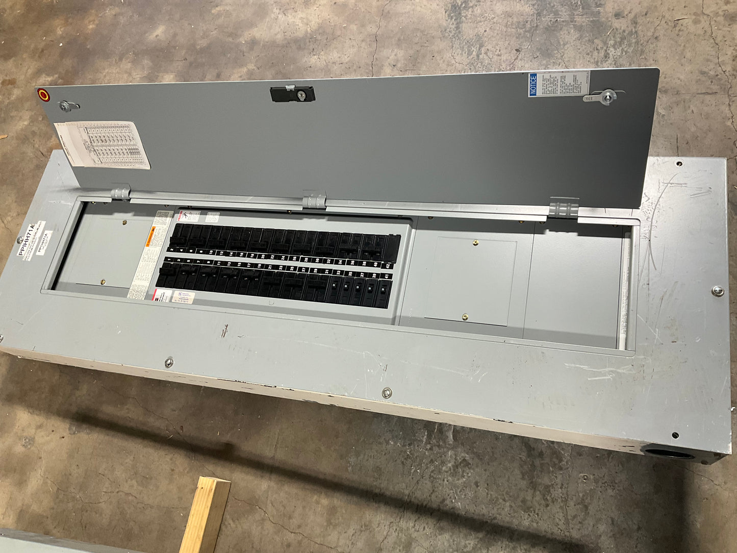 Used Cutler-Hammer Panelboard PRL-1A Main Lug 225 Amp 42 Circuit 3 Phase 4 Wire 208/120 Volt (item#p4)