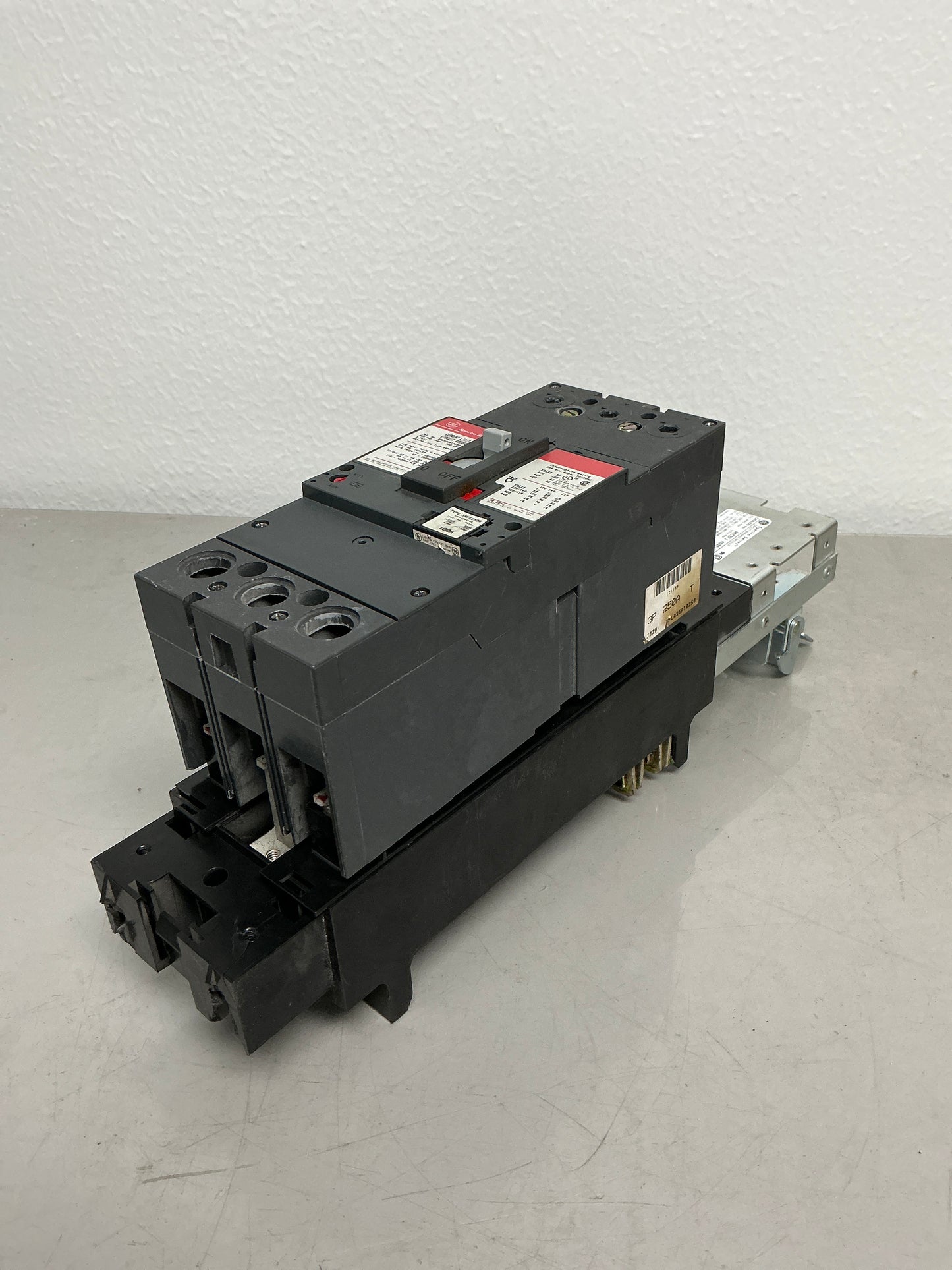 *CHIPPED* Used SFLA36AT0250 3 Pole, 100 Amps