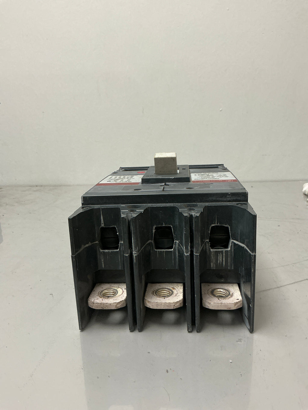 Used GE SGLA36AT0600 3 Pole, 600 Amps, 600 Volts Circuit Breaker