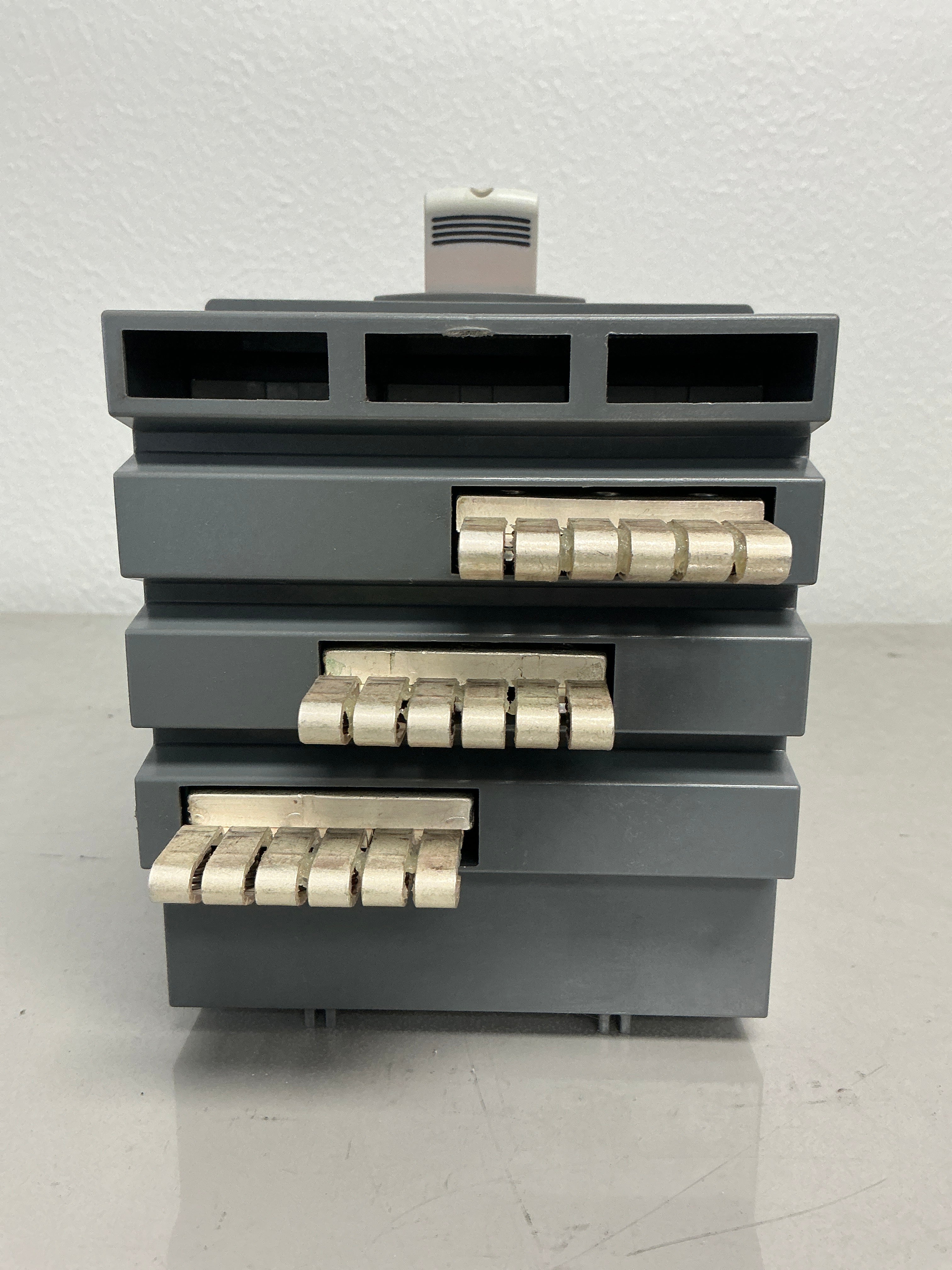 New ABB XT5HU33ABYN000XXX  Circuit Breaker 300 Amps, 3 Pole XT5H