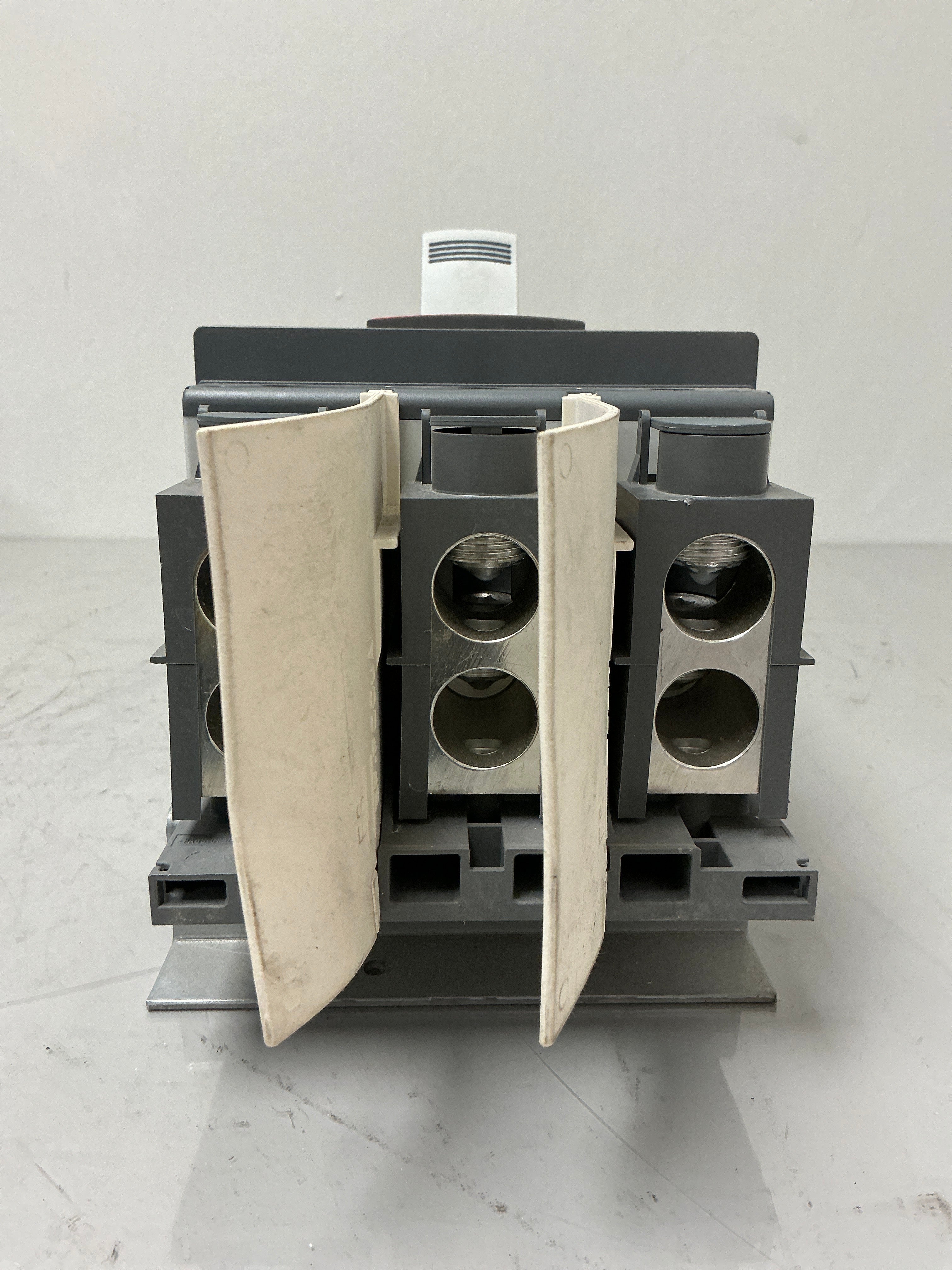 New ABB XT5NU330ABFF000XXX 3 Pole, 300 Amps, 600 Volts Circuit Breaker