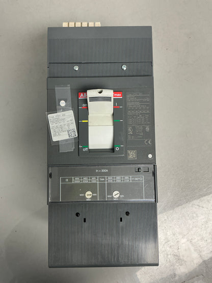 New ABB XT5HU33ABYN000XXX  Circuit Breaker 300 Amps, 3 Pole XT5H
