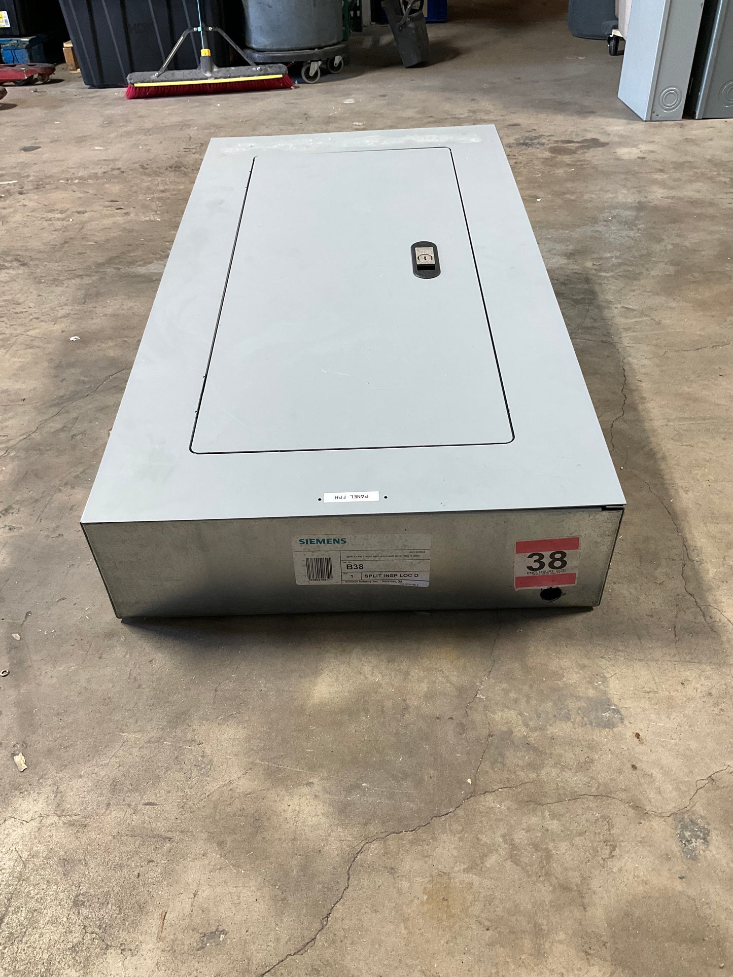 Used Siemens Panelboard 250 Amp Main Lug 30 Circuit 120/240 Volt P1A30MC250CT(item#p1)