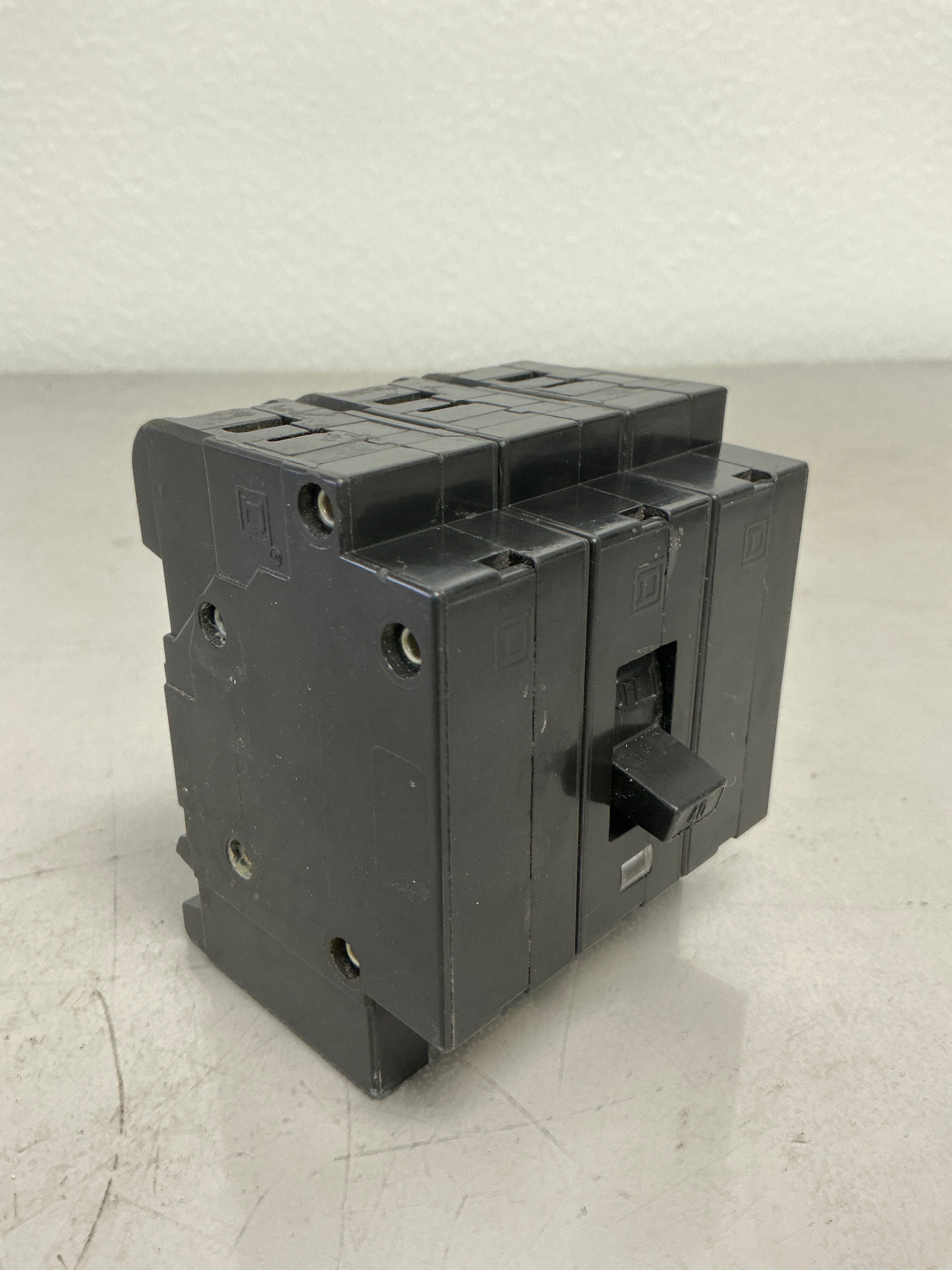 *CHIPPED* Used EH34040 3 Pole, 40 Amps, 480 Volts