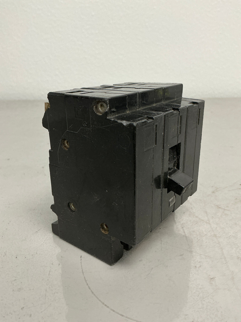 *CHIPPED* Used Square D EH34020 3 Pole, 20 Amps, 480 Volts