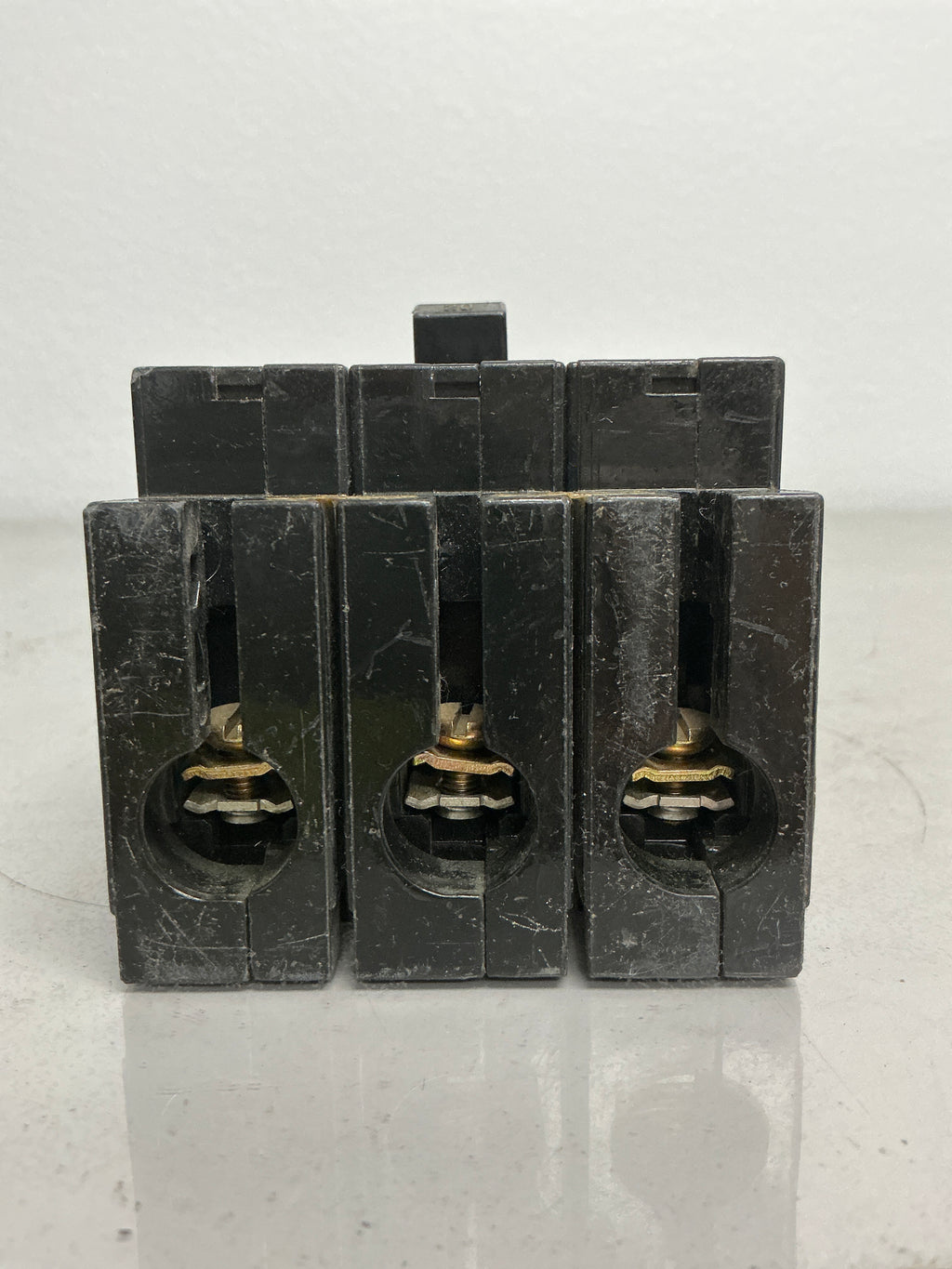 *CHIPPED* Used Square D EH34020 3 Pole, 20 Amps, 480 Volts