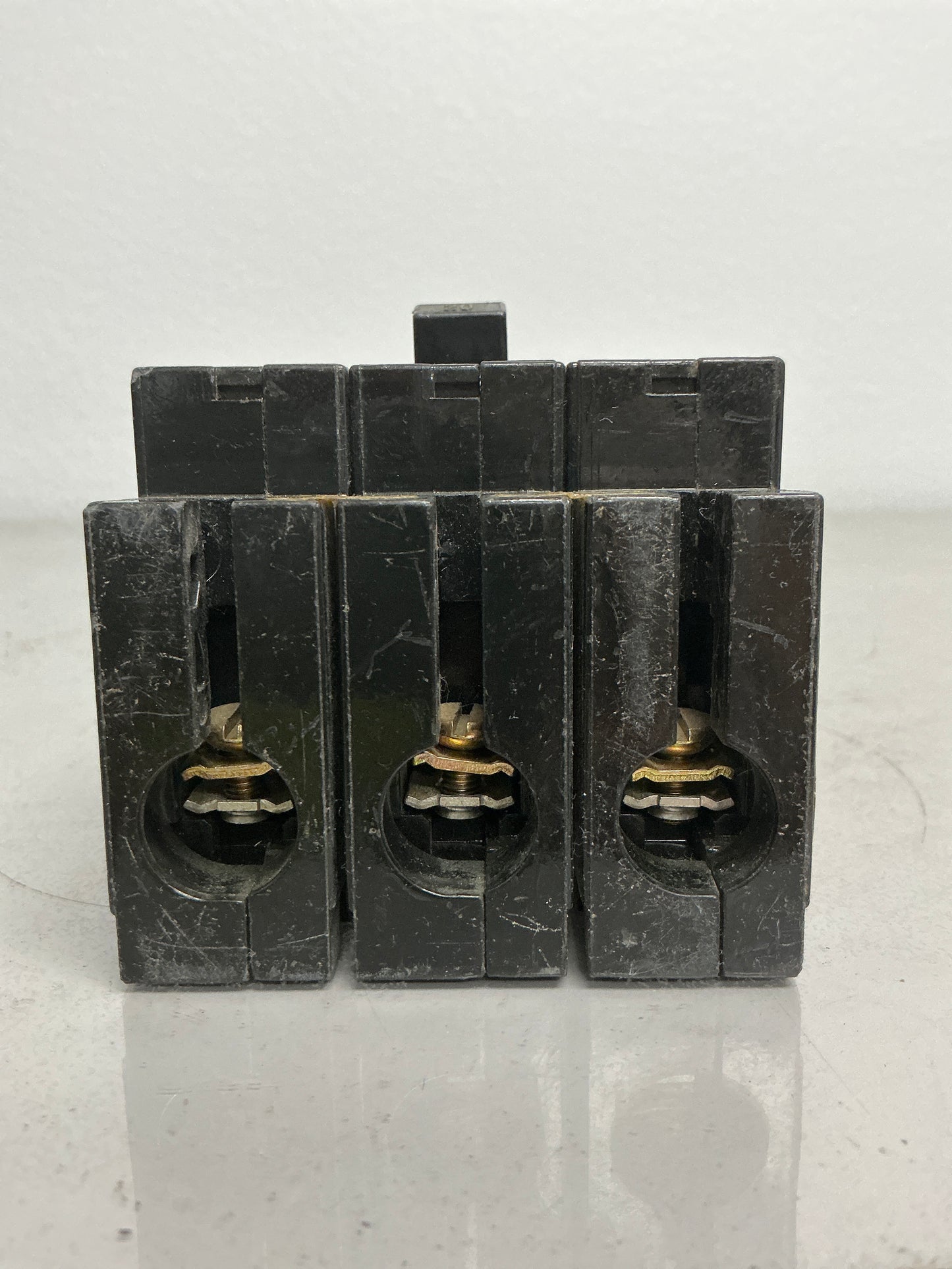 *CHIPPED* Used Square D EH34020 3 Pole, 20 Amps, 480 Volts