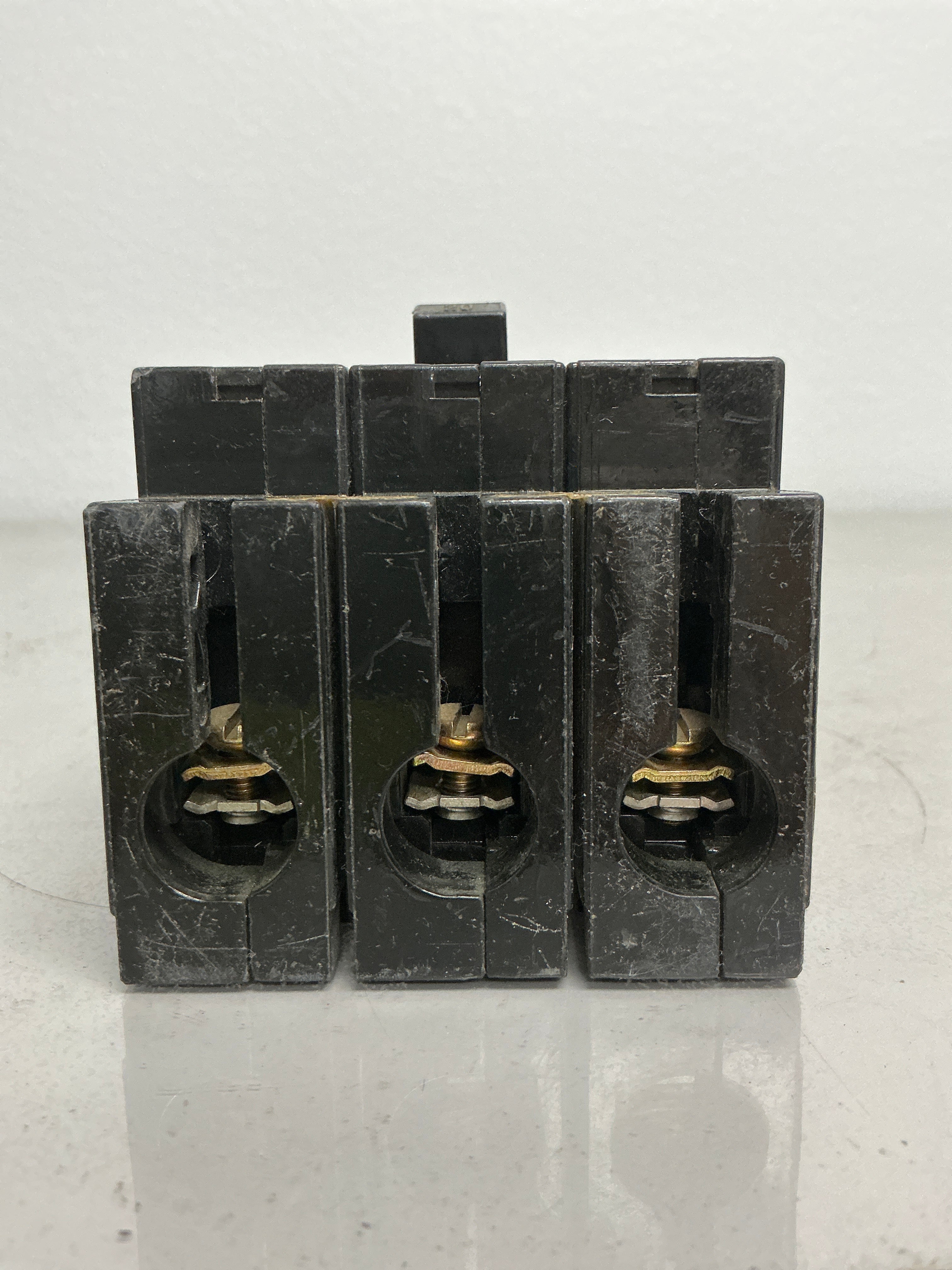 *CHIPPED* Used Square D EH34020 3 Pole, 20 Amps, 480 Volts
