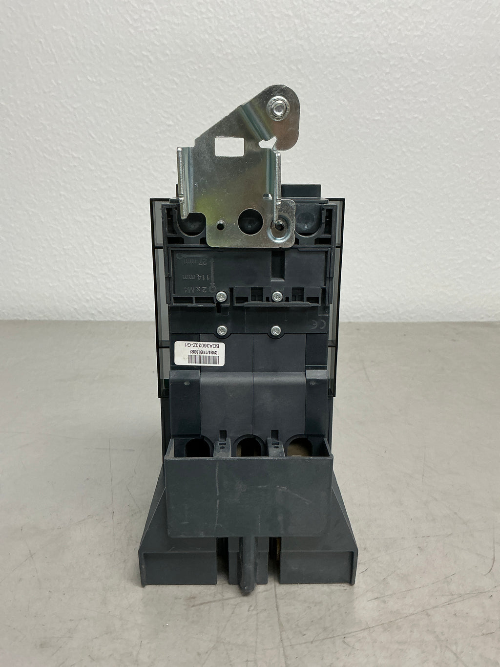 *CHIPPED* see picture Used BDA36030 3 Pole, 30 Amps Circuit Breaker
