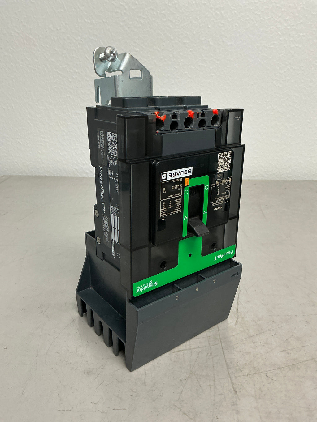 *CHIPPED* see picture Used BDA36030 3 Pole, 30 Amps Circuit Breaker