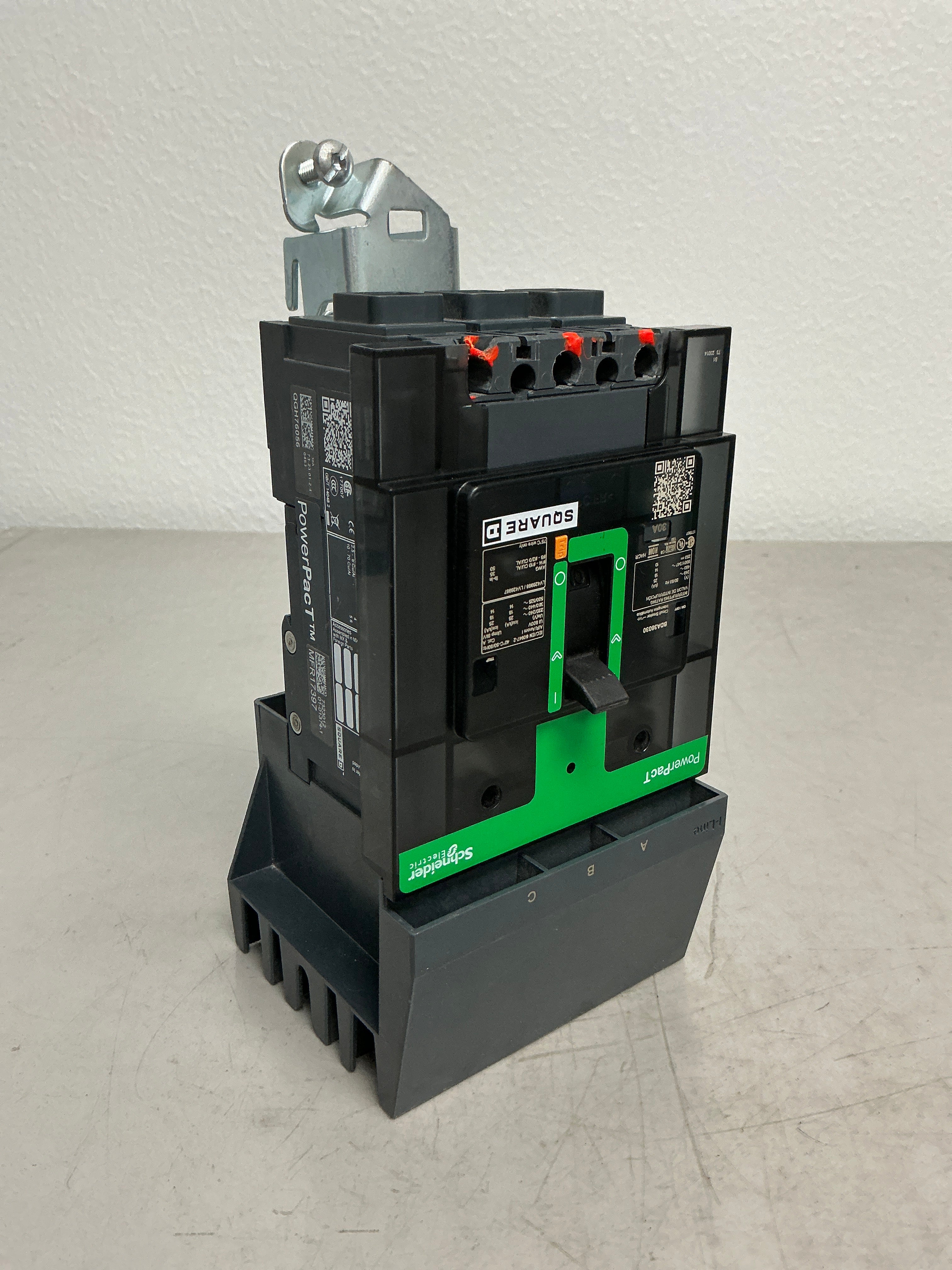 *CHIPPED* see picture Used BDA36030 3 Pole, 30 Amps Circuit Breaker