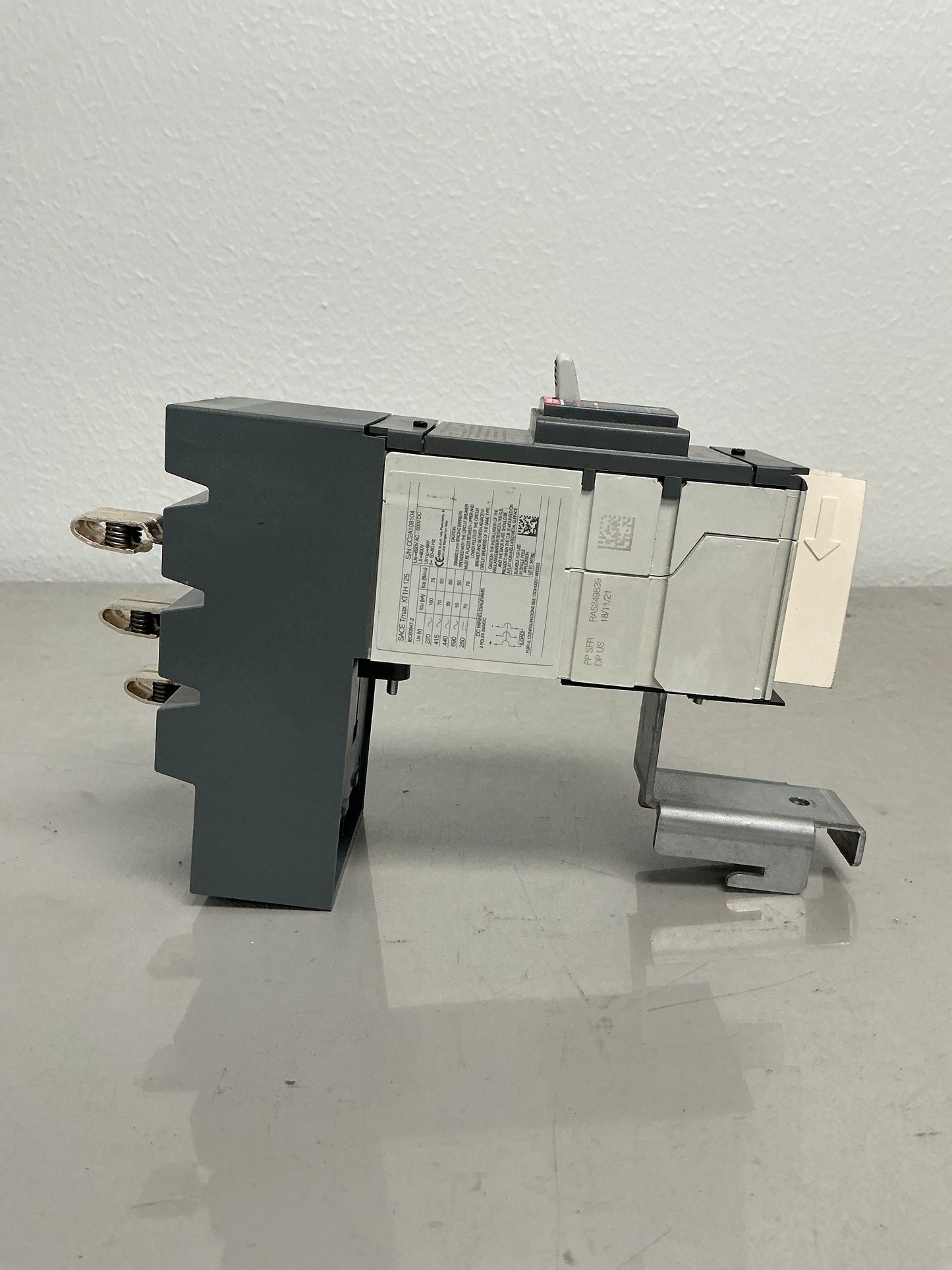 New ABB XT1HU3100AYD000XXX 100 Amps, 3 Poles, Breaker