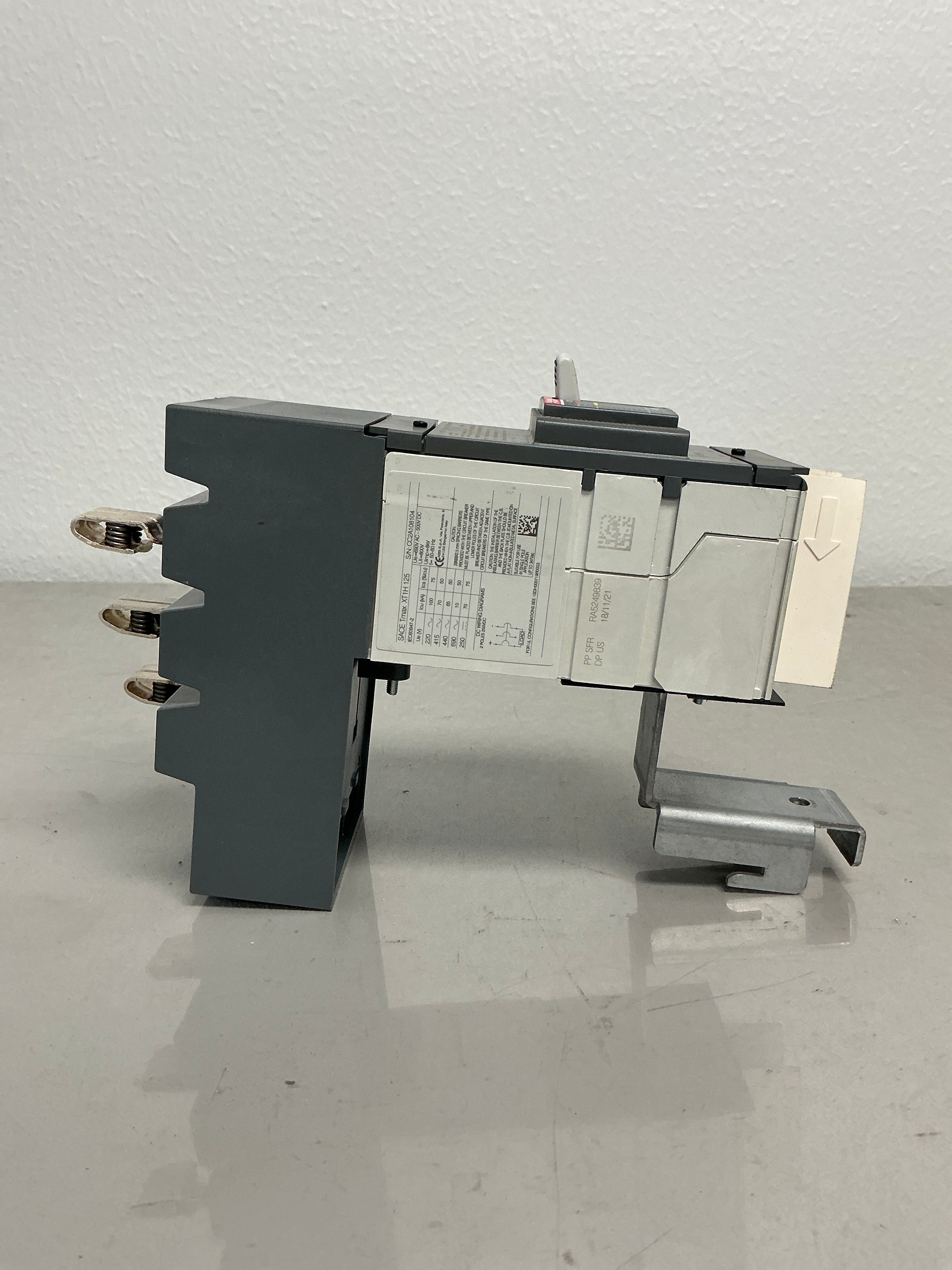 New ABB XT1HU3100AYD000XXX 100 Amps, 3 Poles, Breaker