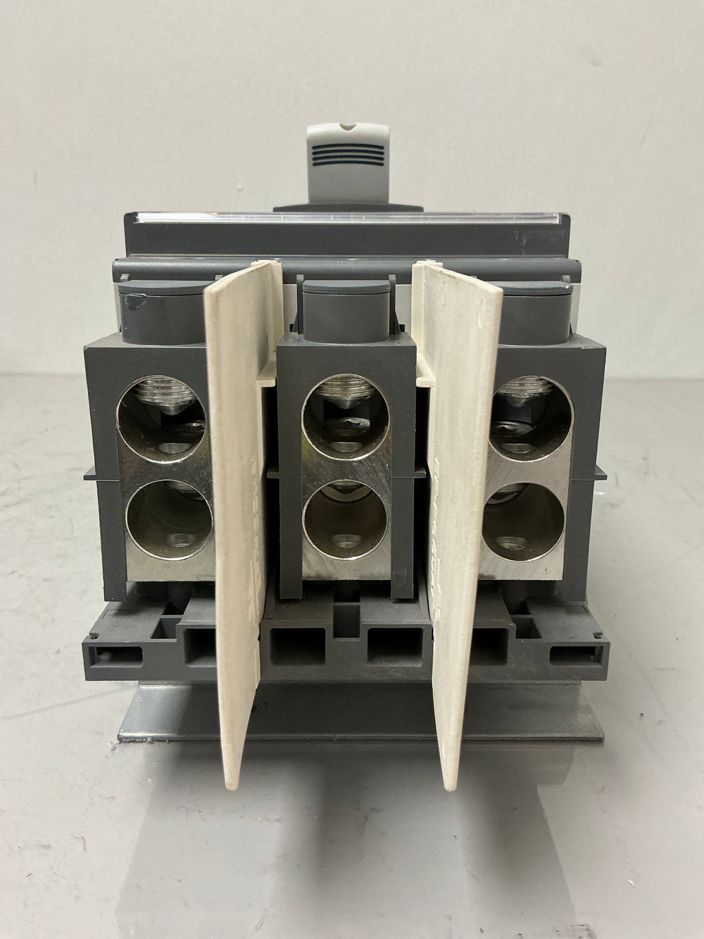 New ABB XT5NU330ABFF000XXX 3 Pole, 300 Amps, 600 Volts Circuit Breaker