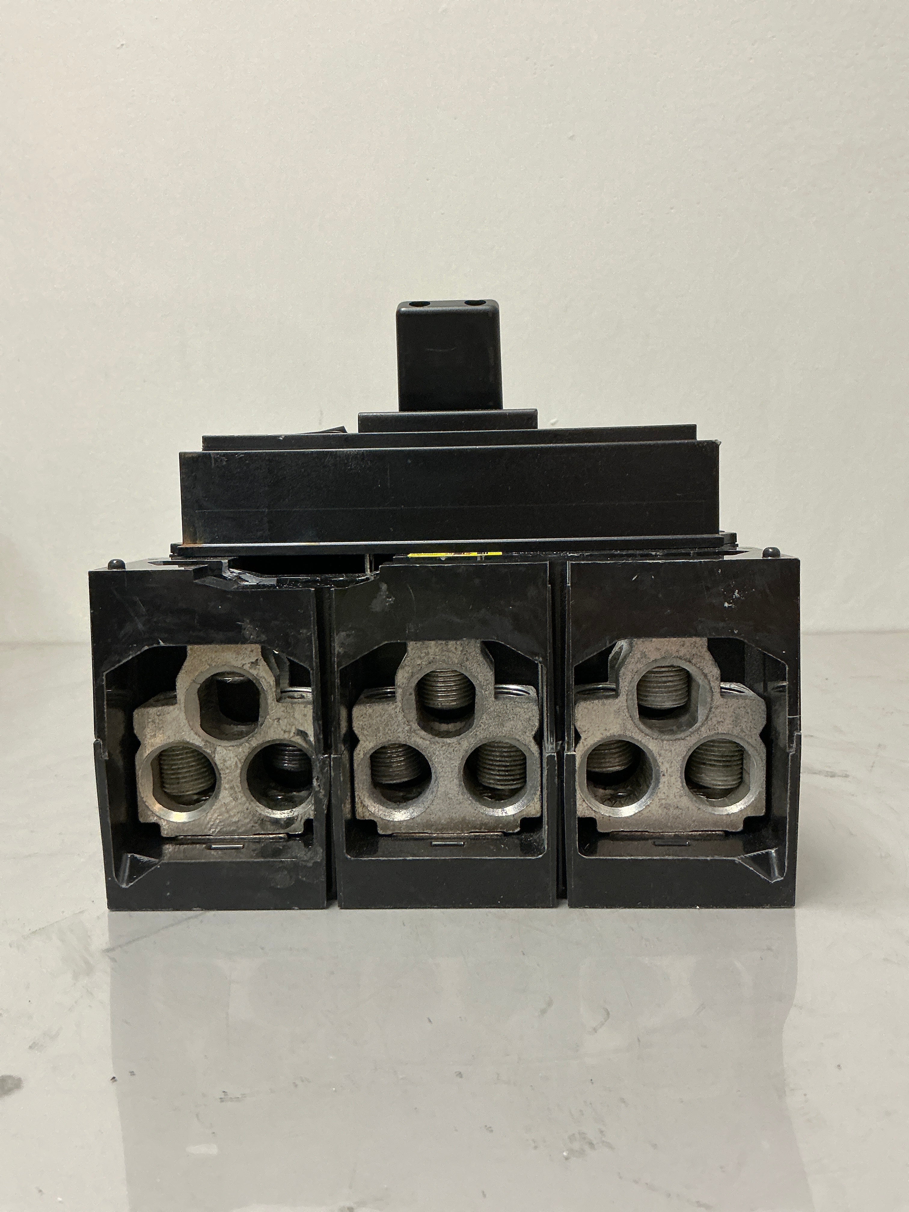 *CHIPPED* Used Square D MJP36400 3 Pole, 400 Amps, 600 Volts Circuit Breaker